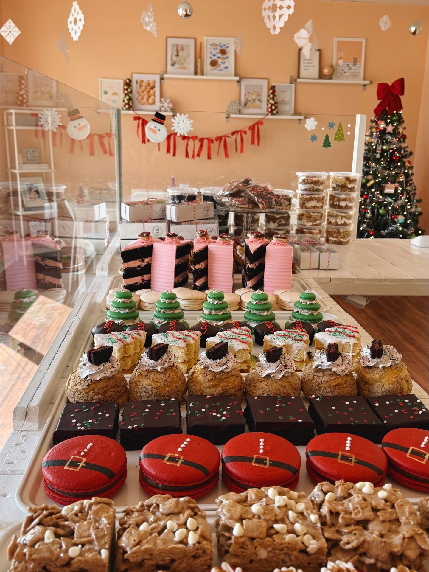 That’s a wrap on the Christmas season at the Bakeshop! 🎄🥂 Our 7th holiday season & it’s gets better every year. To each person who stopped by our Christmas Pop Up, placed a pre-order, took a class, ordered a cookie box or shared our shop with someone new…THANK YOU! Wishing you a beautiful Christmas week with your loved ones ♥️
