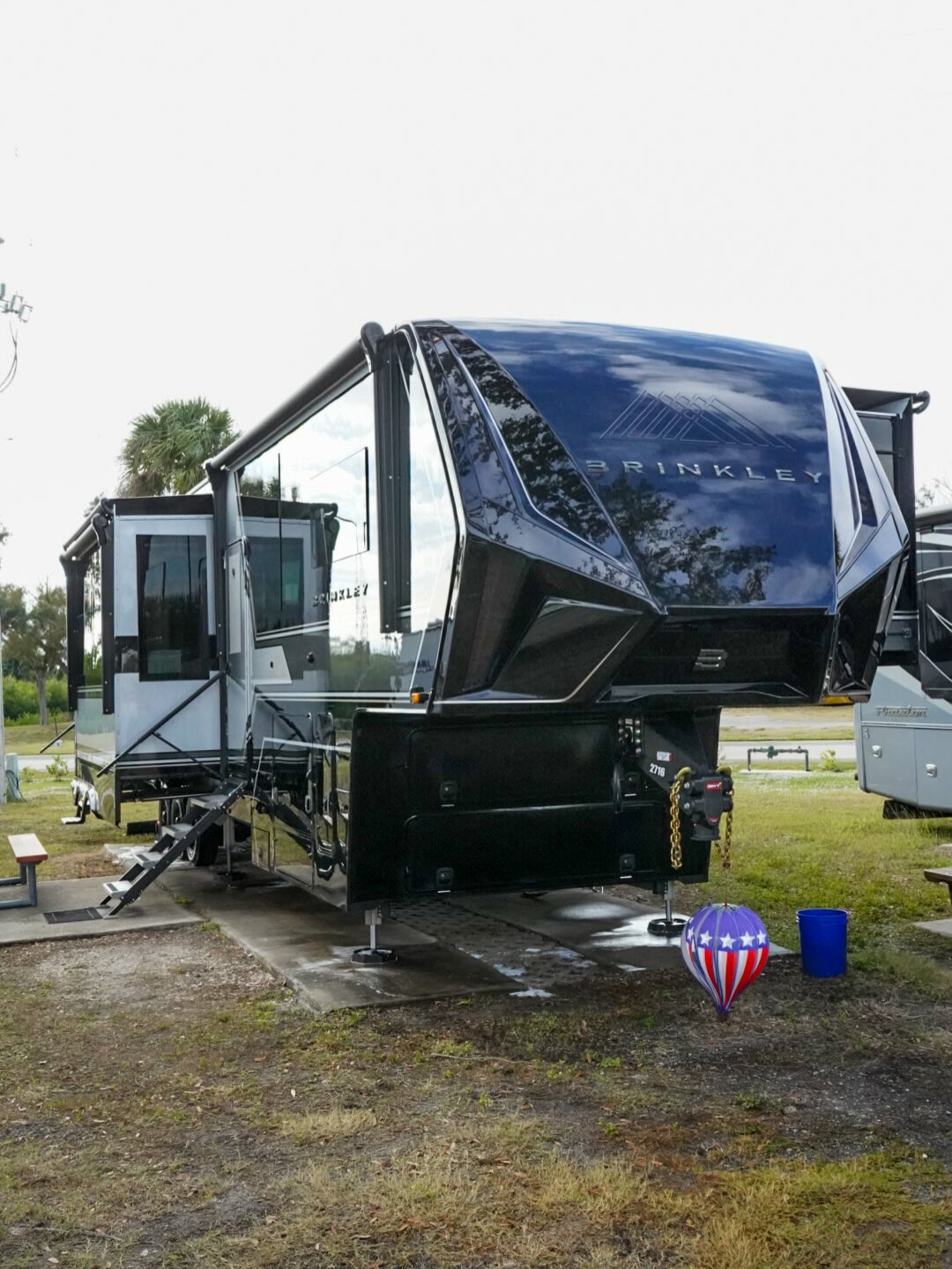 45+ Brinkley Full Body Paint! We completed a full comprehensive wash on this 5th Wheel and it is preparing for drop off to be ceramic coated in January!
#RVDetailing #Detailing #fyp #RVLIFE #rv