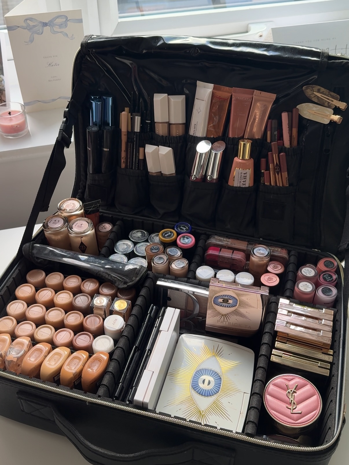 12 days of Kitmas ✨ the kit is officially off duty for Christmas, so I thought for day 8 we’d do a photo dump starting with how it’s looking now & how it started in 2025
1. How the kits looking going into the New Year
2. Lovely wedding set up at @sopwellhouse
3. All set up for a makeup preview in my studio
4. One of my newest & favourite additions @patricktabeauty
5. Mid-year kit, just rearranged a bit since for some new products to fit
6. The most insane view the kit had this year, June in Spain
7. How it began at the start of the year
We love some kit content over here, so I’ll be sharing 12 kit related posts, between now & Christmas (not 12 days straight) follow along ✨
#kitmas #12daysofkitmas #makeupartistkit #bridalmakeupartist
Makeup artist kit bag
London bridal makeup artist
Wedding MUA Hertfordshire
What’s in my pro makeup kit
Makeup artist kit bag