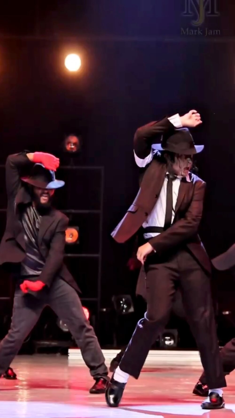 DANGEROUS PT 2!! 🔥✨❤️
E se liguem no vídeo da segunda parte da performance de “Dangerous” com participação dos meninos do @expressaourbana_ !! ✨
Como vocês estavam doidos pra ver, comentem aí pra eu saber se vocês gostaram e querem a parte 3 !! 👀
E muito obrigado @mjcultureoficial pela parceria de sempre no post e pelo imenso apoio ao nosso trabalho!! ❤️🙏🏾
🎬 @luz.produtora
💡 @luminarbh