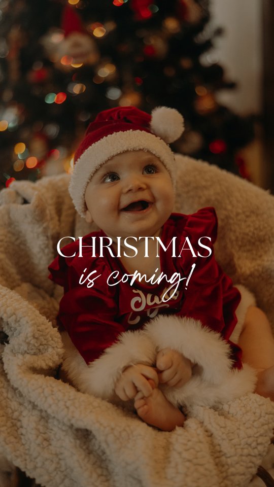Quelques jours avant Noël ✨
Cette période un peu suspendue où tout ralentit (ou presque), où la lumière devient plus douce, où on a juste envie de se serrer fort et de profiter.
Les séances de Noël, ce ne sont pas juste des photos avec un joli décor.
C’est des souvenirs de mains potelées, de sourires encore maladroits, de regards qui brillent autant que les guirlandes 🥹🥹
Parce que Noël passe vite.
Mais ces images-là, elles restent ✨