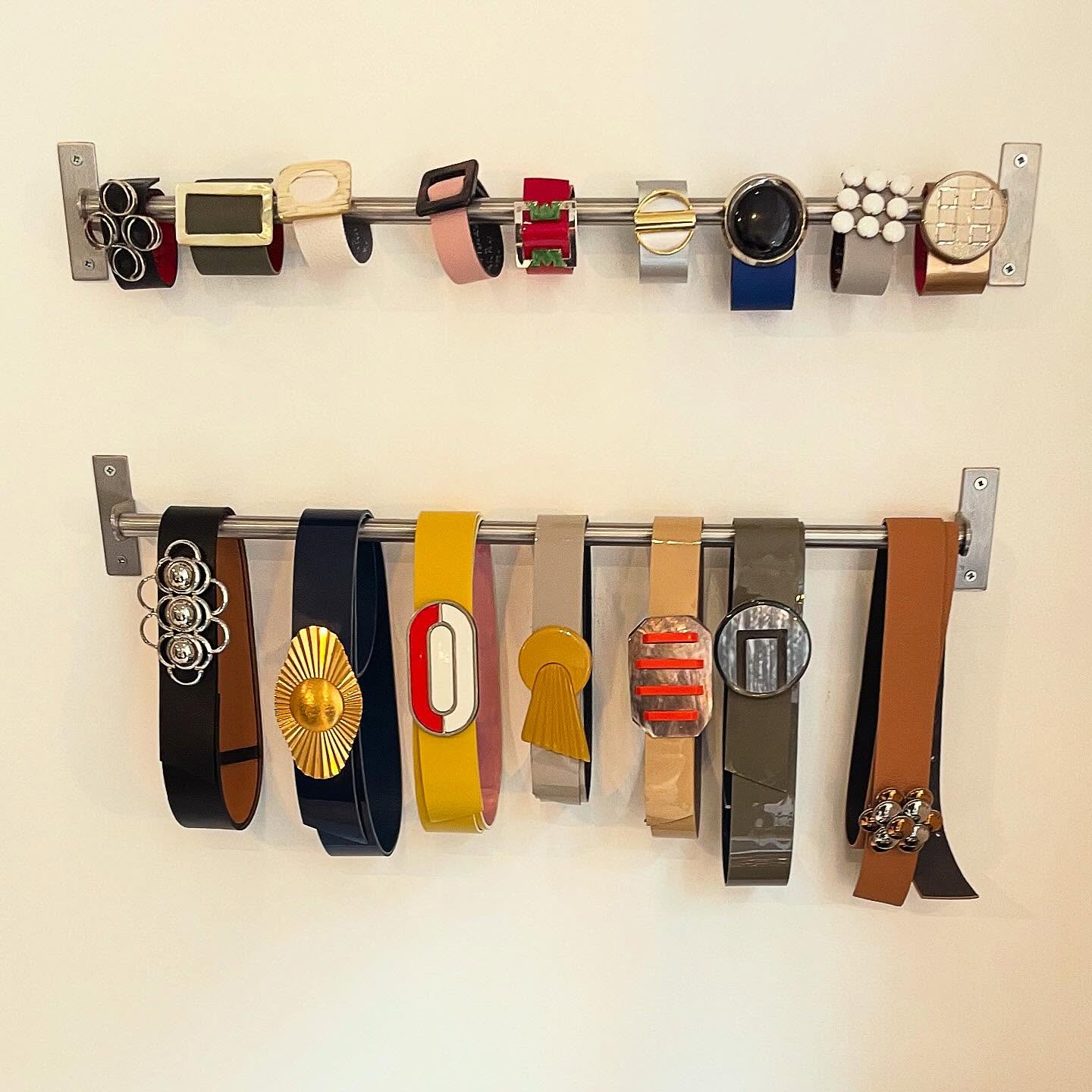 #christmasshoppingideas in Paris part V @buttonsparadiseparis on 10 rue du Pré au Clercs, Paris 7th, a colourful boutique dedicated to the world of… #buttons! Buttons Paradise was created in 2015 by Sandrine, an artisan jewellery maker who has a passion for vintage buttons and #jewellery. In her workshop-boutique, she offers a range of buttons of all kinds that customers come to discover so as to transform their jackets and cardigans in a unique way. She also creates her own line of fashion accessories on site from lacquered buckles and recycled leather ribbons. Cuffs, belts, necklaces, brooches,… each piece is one of a kind. A creative and eco-responsible approach that highlights exceptional #craftsmanship and materials, and which is praised by many customers in search of unique pieces, and who visit her from all over the world.