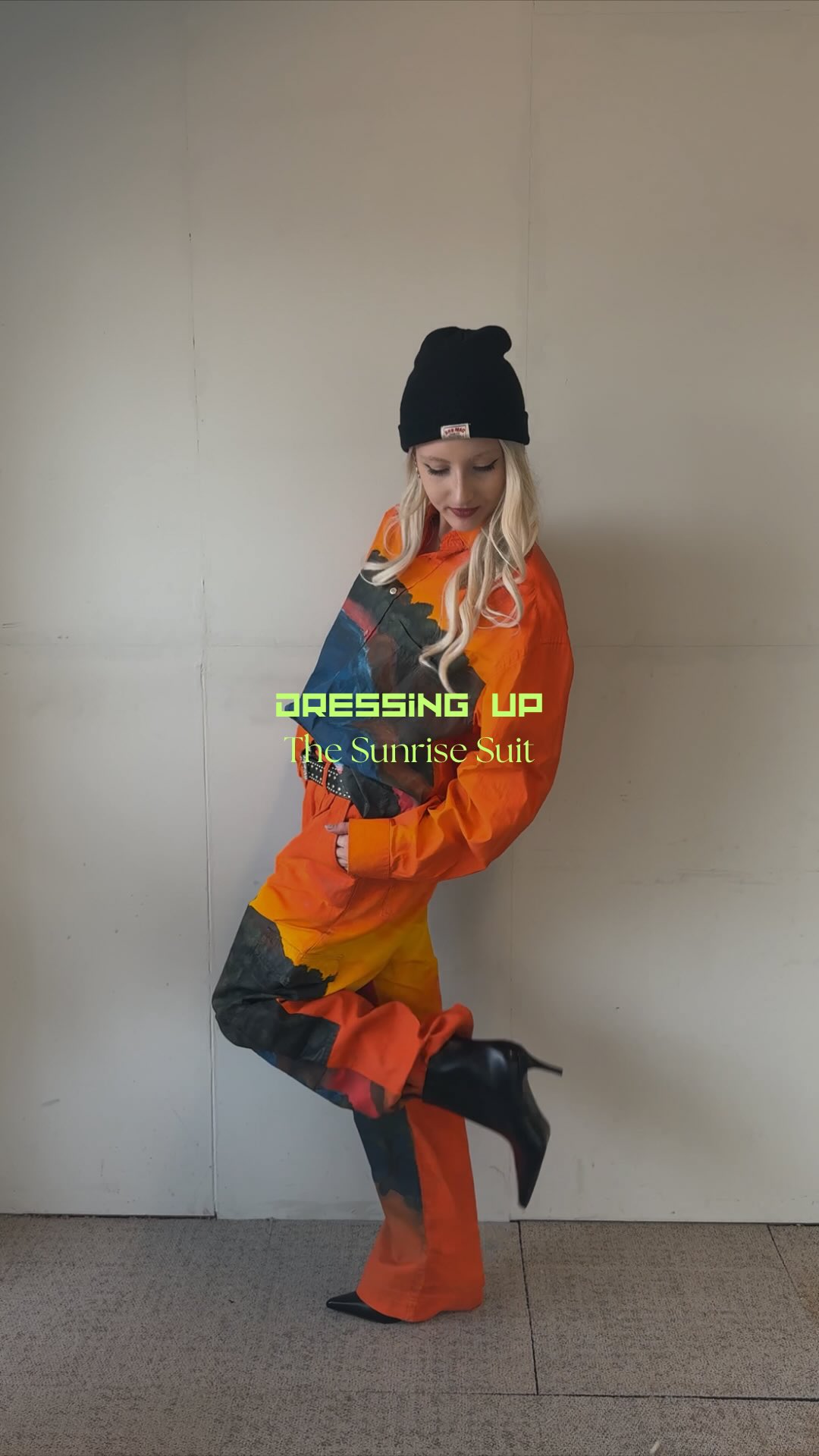 Jaly dressing up in one of our iconic looks: The Sunrise Suit
Fully handpainted, inspired by a sunrise at Mallorca 🌞
#getdressedwithme #fashiondesigner #handpainted