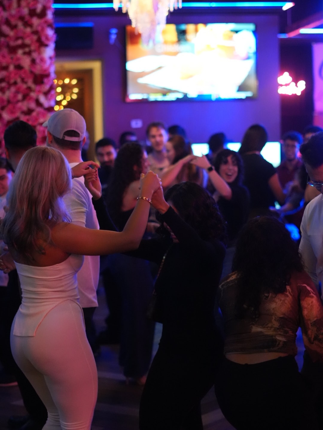 Closing out 2025 the right way 💃🏽
Our final Bachata & Salsa class of the year was all about connection, confidence, and stepping outside the comfort zone.
This was just the beginning.
We’ll be back January 7th with surprises you won’t want to miss. 🔥💃🏻
Instructors: @iamchijeb @martinpineda94
DJ: @dj_gummybear