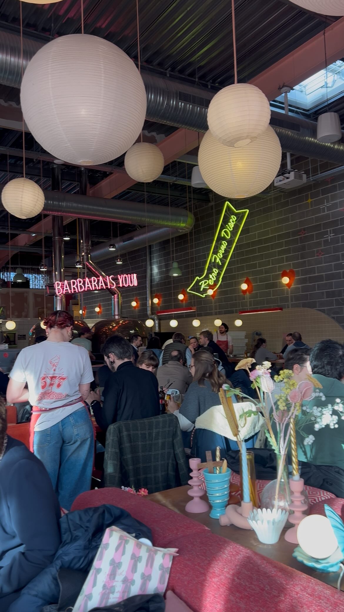 We decided to celebrate and go have a Xmas lunch at @papafamiglia And we couldn’t help but comment on the decoration during our lunch. A very daring atmosphere full of colors and many objects. From the big lights hanging to the high ceiling to the many objects not to mention the red restroom full of mirrors.
We couldnt have had lunch in an ugly restaurant anyway, plus the pizzas were delicious