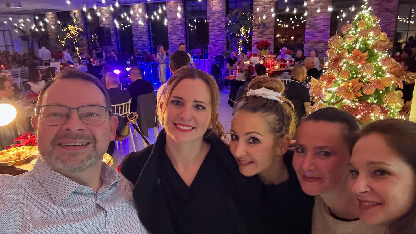 Z nastopom animacijske plesne ekipe Katja Dance Company smo zaključili eno najbolj številčnih in najuspešnejših koledarskih let našega ljubiteljskega ustvarjanja. Od vas se v letu 2025 poslavljamo in vas v letu 2026 pozdravljamo 10. januarja na Ptuju. Vrata studia se bodo ponovno odprla v nedeljo 4. januarja z baletom za odrasle. Vse dobro in veliko lepega in srčnega. Vaša ekipa Katja Dance Company 🩰💃🕺