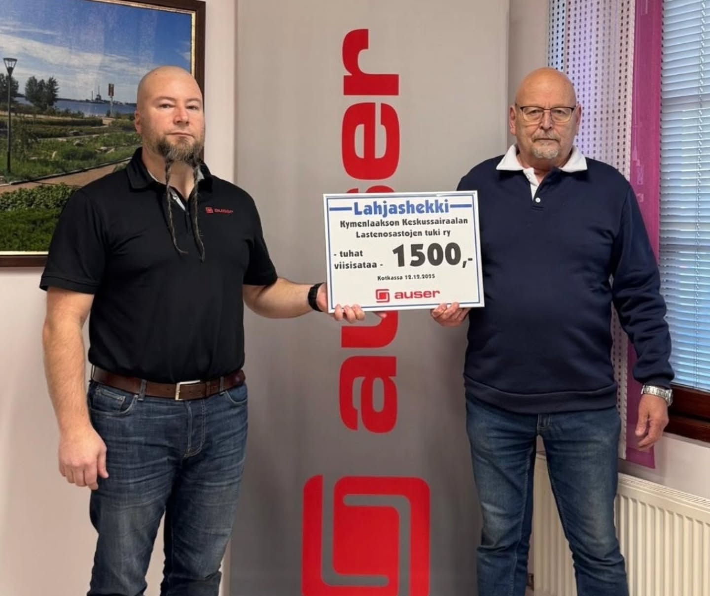 Auser Oy lahjoitti tänäkin vuonna joululahjarahansa yhdistyksellemme. Lahjoituksella hankitaan tällä kertaa Tukinalleja, joita jaetaan pienille potilaille mm. Kymenlaakson keskussairaalan leikkausosastolla. Tukinalle lievittää leikkauspäivän jännitystä ja tuo lapselle turvaa ja lohtua. Lämmin kiitos lahjoituksestanne❤️
Kuvassa Ami Kumpulainen Auser Oy:ltä. Kymenlaakson keskussairaalan lastenosastojen tuki ry:n puolesta lahjoituksen vastaanotti Ari-Pekka Klami.
#joululahjoitus #iloapienillepotilaille #lastenosasto #tukinalle