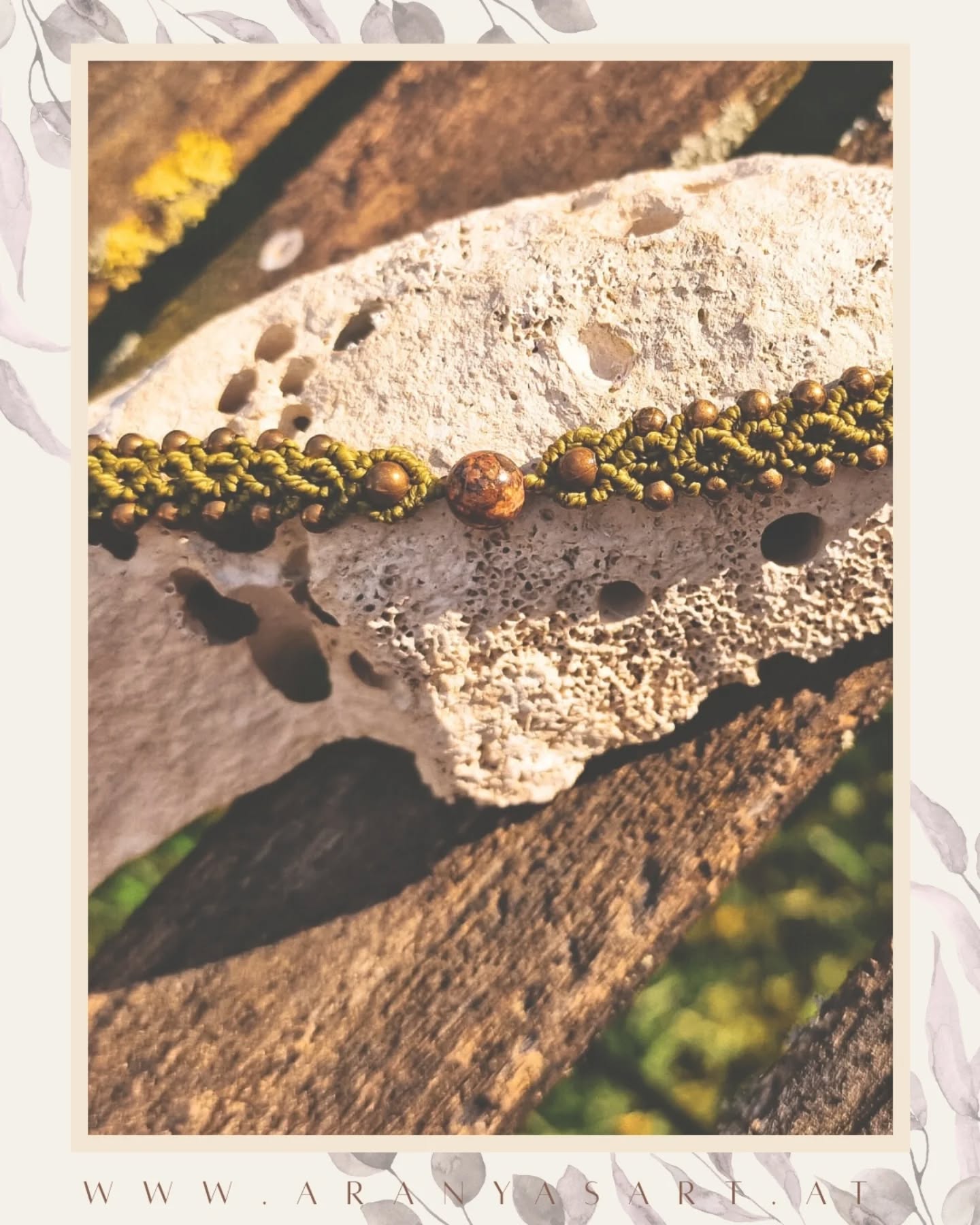 Guten morgen und einen super schönen Samstag 🌟 wow ... Heute sind wir schon beim 20ten Türchen angelangt 🤗
Was ich euch heute zeige ist, dieses Makramee-Armband mit einer Leopard Jaspis Perlen in der Mitte und kleinen Messing Perlen.
Die Farbe die ich für dieses Armband gewählt habe ist Olive-Grün.
Diese Armbänder findest du ab Jänner 2026 in vielen verschiedenen Farben in meinem Shop.
Wie findest du es? Hast du einen speziellen Wunsch was in meinem Shop 2026 auf keinen Fall fehlen darf?
Schreib mir gerne in den Kommentaren 🤗 ich freue mich schon auf dein Feedback 🥰✨
PS: ist dir eigentlich schon aufgefallen das ich bei meinen letzten Posts keine backround Musik mehr verwendet habe? 🤔
Nun wünsche ich dir einen guten Start ins Wochenende 🌟
Herzliche Grüße
Katharina
@aranyasart
@aranyasartfotografie
#makrameearmbänder #aranyasArt #Leopardjaspis