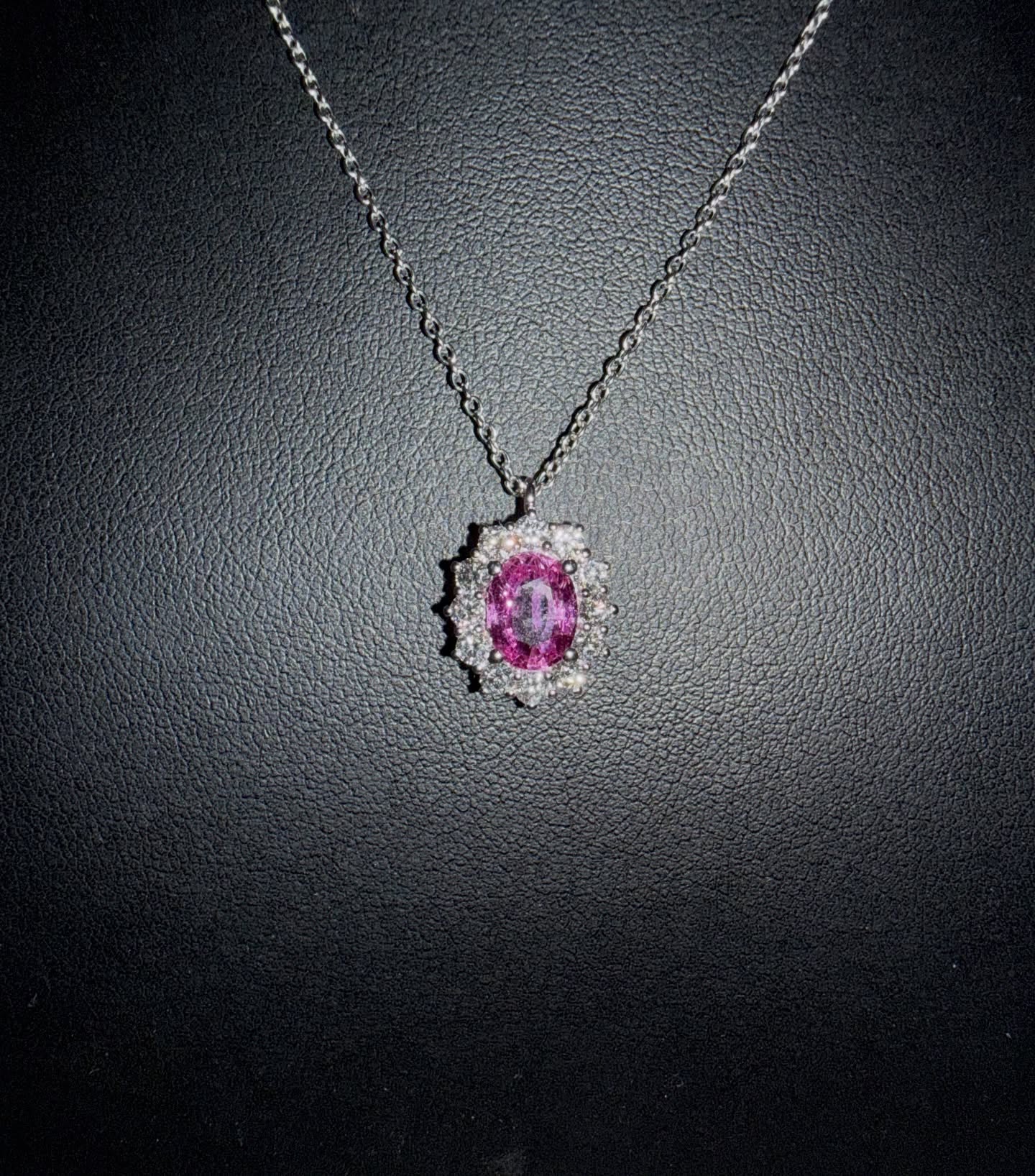 Zaffiro rosa naturale da 1.63ct con un contorno di diamanti naturali taglio brillante. Ovviamente montato in oro bianco 18k.
Contattaci per aggiudicarti questo ciondolo unico e scoprire il prezzo a te riservato.
#diamanti #oreficeria #zaffirorosa
#oro18k #madeinitaly