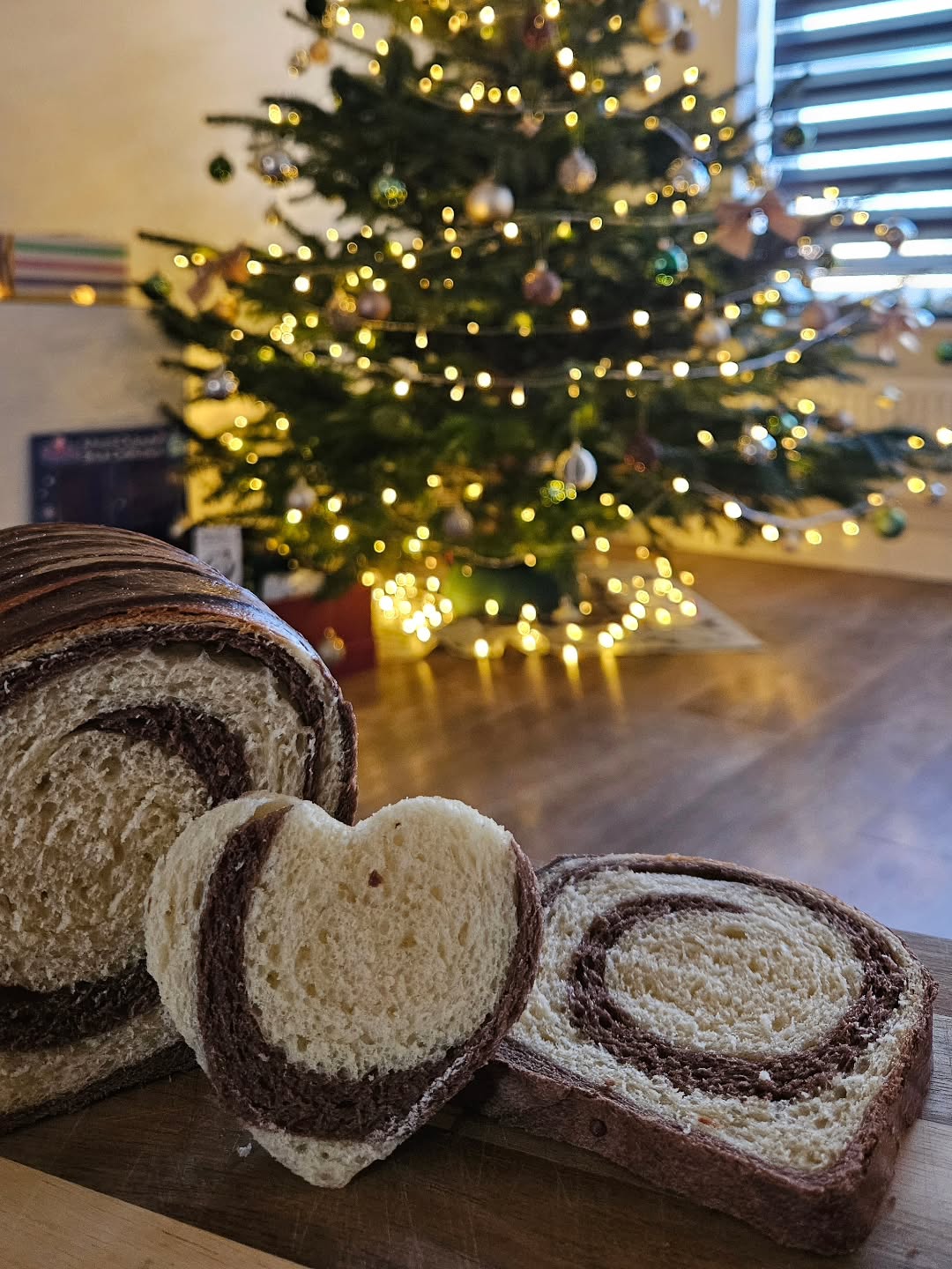 Today marks the last Sunday of Advent, symbolising love. Regardless of how or if you celebrate Christmas, love shows itself in kindness, presence, and the things we make for others… and for ourselves.
Even a simple loaf can carry that love.
#LastSundayOfAdvent #Love #SlowLiving #Sourdough #BakedByTheVarga