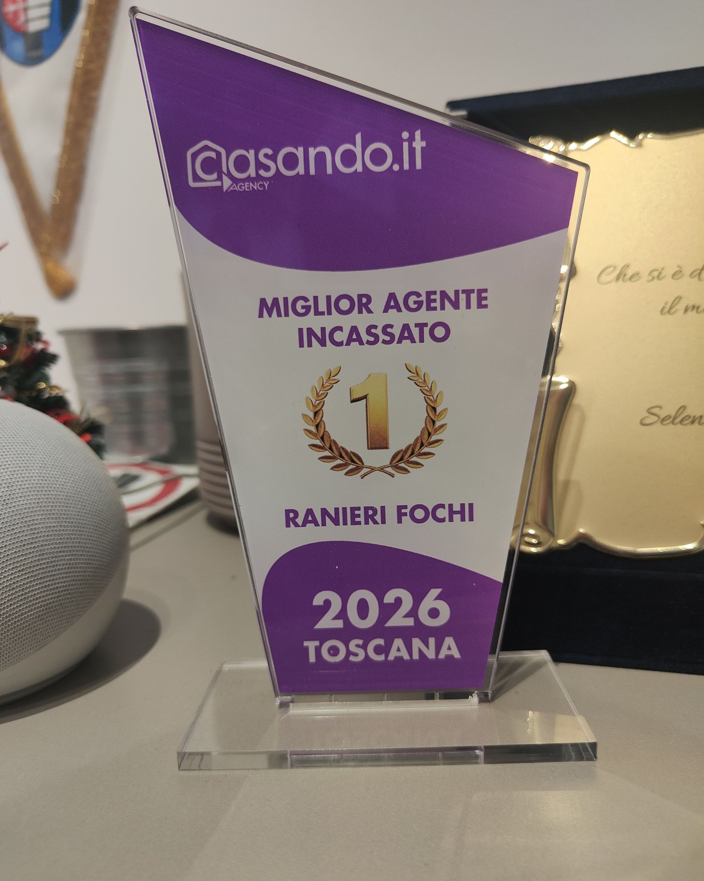 🏆 𝟭° 𝗽𝗼𝘀𝘁𝗼 𝗶𝗻 𝗧𝗼𝘀𝗰𝗮𝗻𝗮
Nel mio 𝟮𝟭° 𝗮𝗻𝗻𝗼 𝗱𝗮 𝗮𝗴𝗲𝗻𝘁𝗲 𝗶𝗺𝗺𝗼𝗯𝗶𝗹𝗶𝗮𝗿𝗲 ho raggiunto il miglior risultato di sempre.
Un traguardo che non parla solo di numeri, ma di 𝗽𝗲𝗿𝘀𝗼𝗻𝗲, 𝗺𝗲𝘁𝗼𝗱𝗼 𝗲 𝘃𝗶𝘀𝗶𝗼𝗻𝗲.
Grazie a 𝗖𝗵𝗶𝗮𝗿𝗮, che segue con cura e professionalità la parte acquirenti.
Grazie ad 𝗔𝗿𝗶𝗮𝗻𝗻𝗮 𝗲 𝗦𝗶𝗹𝘃𝗶𝗮, fondamentali nella gestione di tutto ciò che non si vede ma fa la differenza.
Grazie a 𝗖𝗮𝘀𝗮𝗻𝗱𝗼 𝗔𝗴𝗲𝗻𝗰𝘆, per il supporto e i servizi che mi permettono di eccellere ogni giorno.
Un grazie speciale a 𝗦𝘁𝗲𝗳𝗮𝗻𝗼, coach e mentore,
e a 𝗠𝗶𝗸𝗲 𝗙𝗲𝗿𝗿𝘆, per avermi insegnato la differenza tra essere uno qualunque e diventare un grande agente.
E grazie alla mia famiglia:
❤️ 𝗔𝗻𝘁𝗼𝗻𝗲𝗹𝗹𝗮, che sopporta il Ranieri stanco dopo giornate infinite
❤️ 𝗞𝗶𝗻𝘇𝗶𝗰𝗮, che mi dà ogni giorno un motivo per puntare sempre più in alto.
Questo risultato è vostro tanto quanto mio.
Avanti, insieme. 🚀
#casandoagency #teamfochi #agenteimmobiliare #immobiliareToscana #topagent
#realestateitalia #gratitudine #lavorodisquadra #obiettivi #crescita
