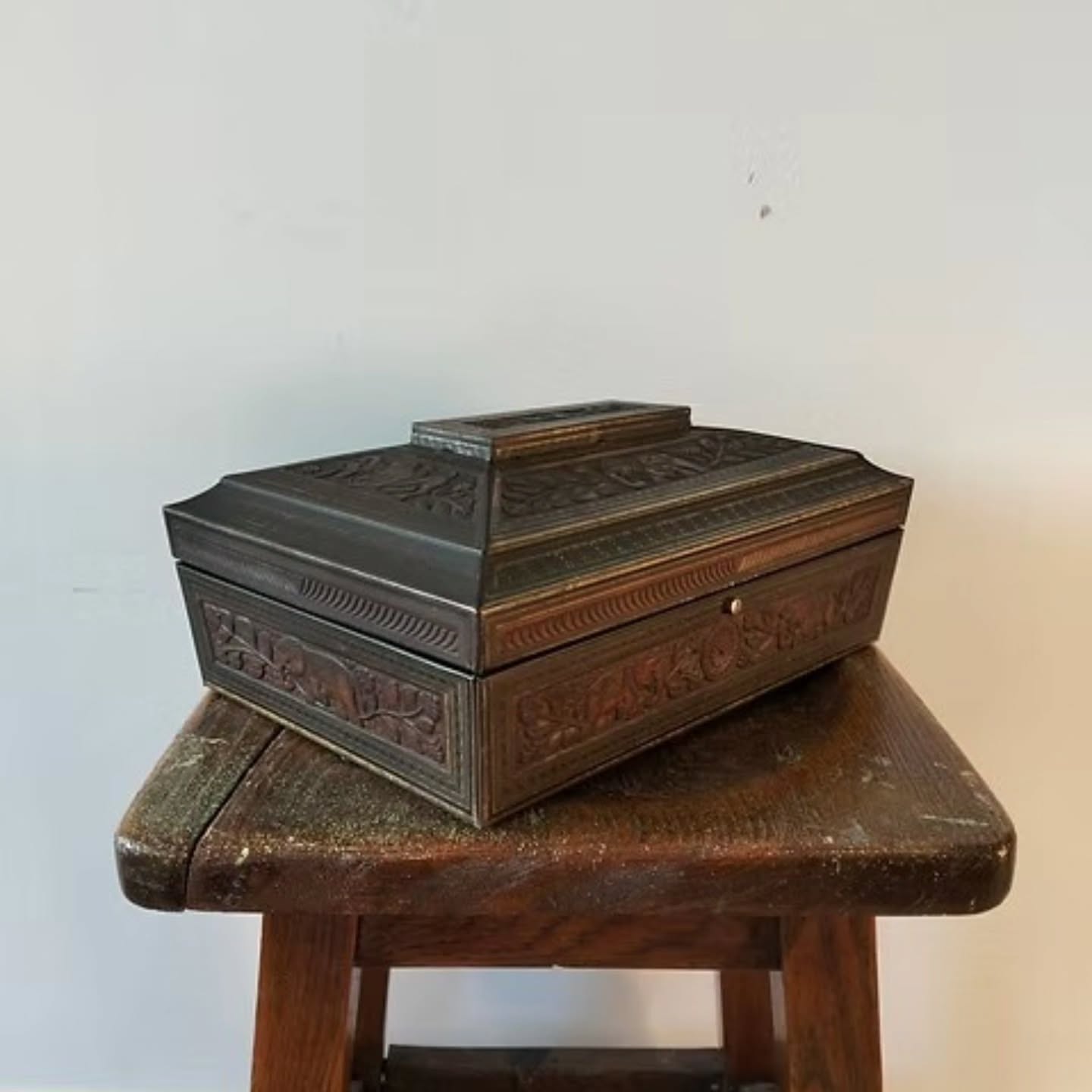 https://www.objetdart-stuff.co.uk/product-page/antique-1927-huntley-and-palmer-s-biscuit-tin-in-the-form-of-indian-wooden-box #huntleyandpalmers #stufftoyouandme #objetdart