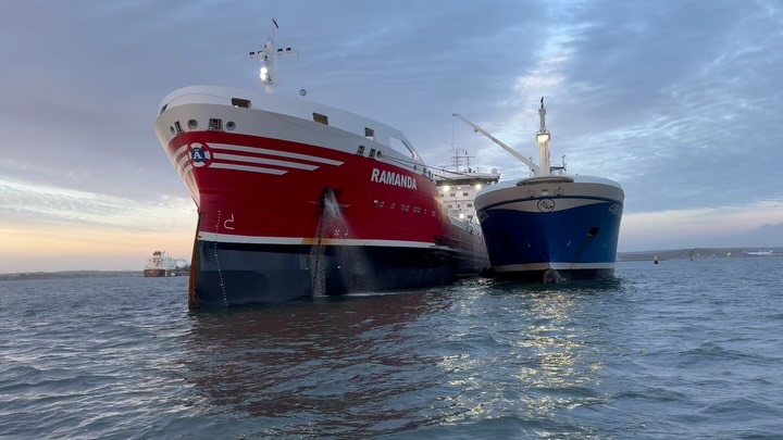 Coralius bunkering LNG to Ramanda at Gothenburg roads.