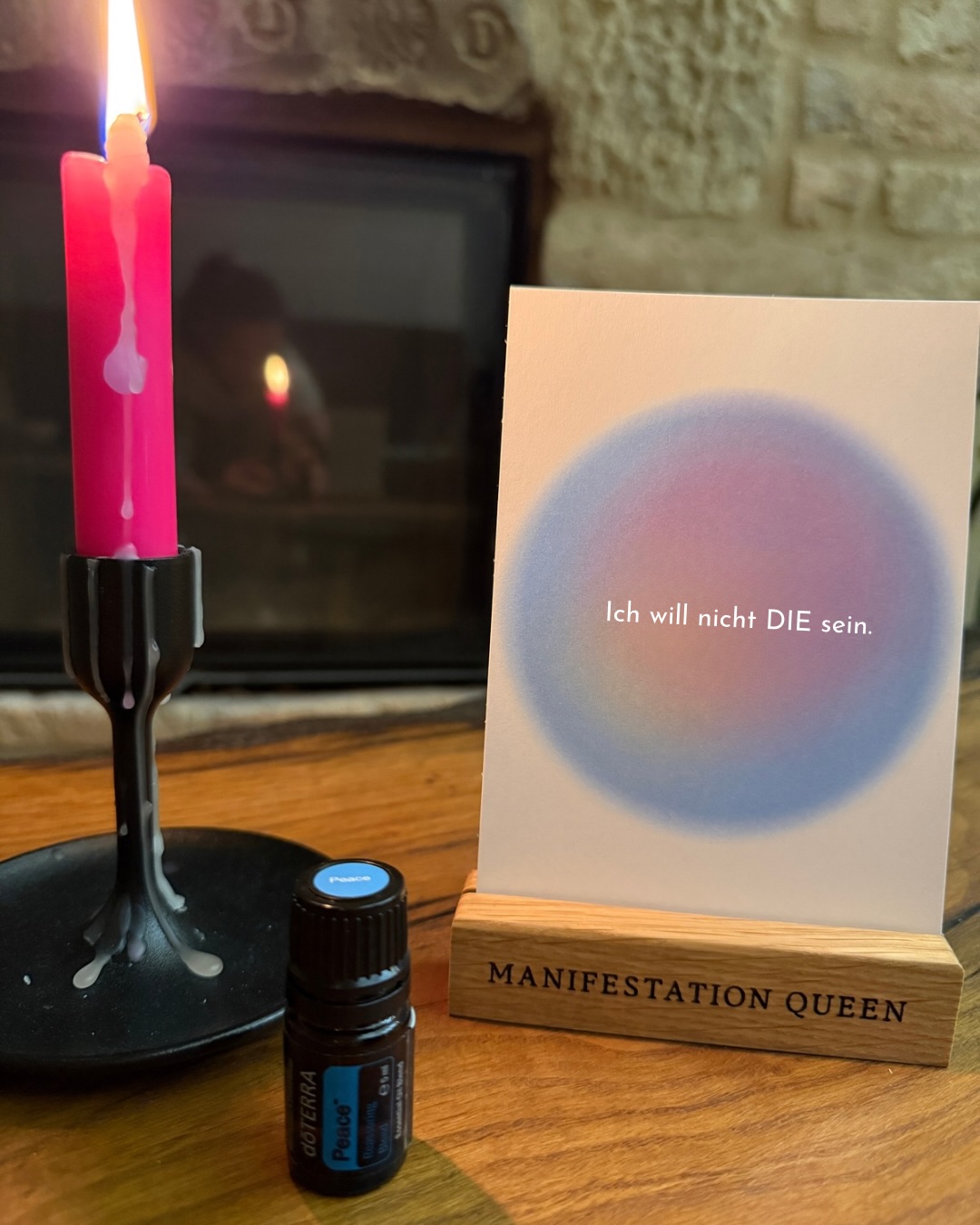 2025 ist kein leises Jahr.
Es hat gerüttelt, gefordert, geschoben, geweitet.
Nicht alles war leicht.
Vieles war echt.
Echtes war viel.
Und manches durfte gehen.
Beim Retreat mit @michi_wildmind.yoga durfte ich heute noch einmal hinschauen.
Frieden schließen.
Nicht bewerten.
Nicht festhalten.
Und dann wurde sie klar –
meine Ausrichtung für 2026.
Ich will nicht DIE sein.
Nicht DAS.
Nicht NORM.
Nicht FORM.
Ich will einfach nur SEIN.
Ich. SEIN.
SEIN.
Die Rauhnachts-Gedankenreise mit Out.Spire hat es bestätigt.
Und heute war klar:
Es gibt für diese Ausrichtung kein passenderes Öl als Peace 🙏🏻
Nicht, weil alles ruhig ist.
Sondern weil ich es bin.
In mir. ✨🕊️
#unbound
#sein
#jahresausrichtung
#peace
#rauhnächte
🤍