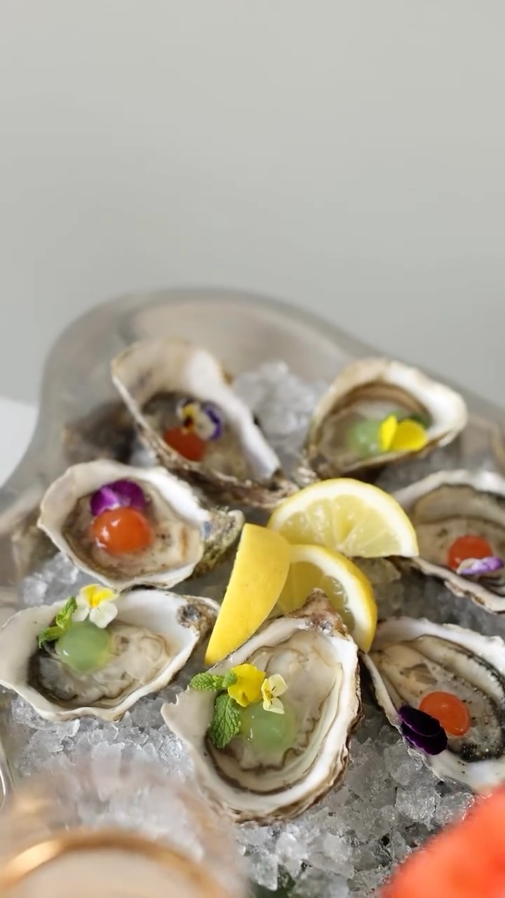 🦪 900 oysters arriving this weekend ✨
We focus on flavourful, well-balanced oysters, typically size 2–3, selected for their ideal combination of meatiness and clean texture.
Taste your first oyster with the guidance of our staff, or enjoy a full six-oyster tasting menu.
We warmly invite you to visit our seaside restaurant in central Helsinki.
Enjoy a relaxed evening with oysters and wine, or pick up fresh oysters to go.
📍 Eteläranta 20
🕰 Daily 12:00–22:00