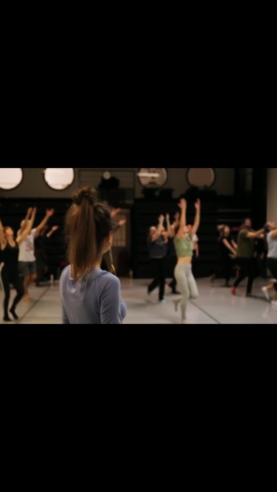 On danse, on sourit, on rit, on partage, on s'envole, se regarde de manière complice et bienveillante, on stimule et intègre notre corps et esprit, on se réchauffe, chasse la brume et les microbes hivernaux, on se fait du bien tout en faisant du bien... Que demander de plus?!?!
Même si cette dernière de 2025 était dédiée aux enfants du Saloum au Sénégal, ma gratitude et reconnaissance toujours et avant tout aux afro-descendant.e.s du Brésil, auprès de qui j'ai tant appris sur la danse et son pouvoir de résistance et résilience, sur la spiritualité ancrée dans le corps, sur les mécanismes racistes et machistes de notre société, et sur tellement de choses encore qu'il faudrait un livre pour tout écrire...
Bahia, eu te amoooooo 🩵🥁🩵
#danseafrobresilienne #samba #sambareggae #danse #bienetre #leconcaritative #mouvement #partage #scolarisation #enfants #senegal #neuchatel #
@danse_tonsurton
@souriresdusaloum
📽 @corradozecca
🎶 Gilberto Gil, Patuscada de Gandhi 🥁