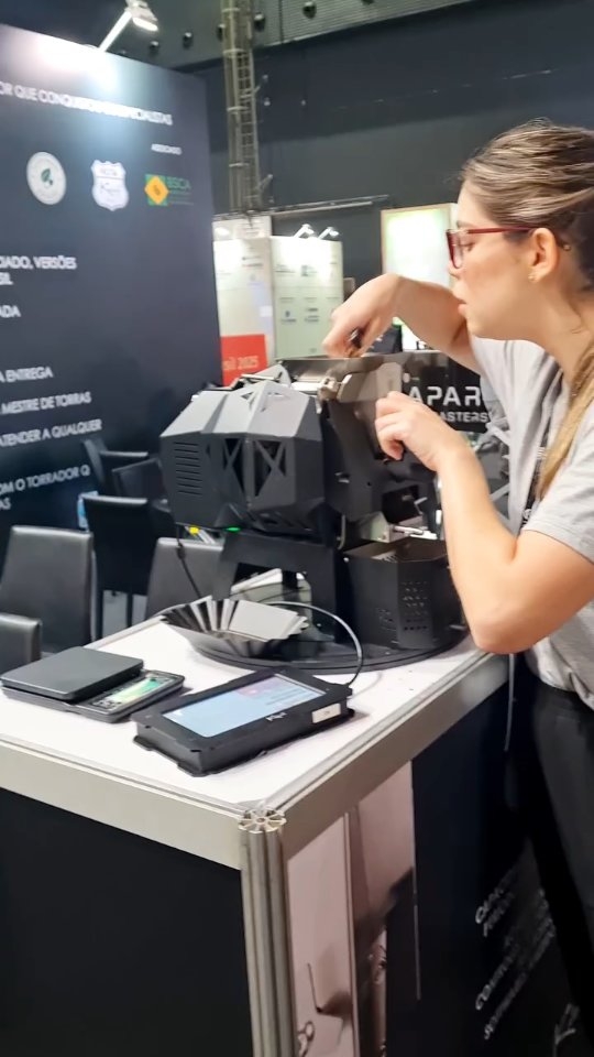 Torrando café na SIC! Uma das coisas mais bacanas/interessantes que fiz por lá. Já havia visto mestres torrando, mas nunca tido a experiência de fazer parte do processo. Muito obrigada, @kaleido.brasil @renato_cipriani_cafe!