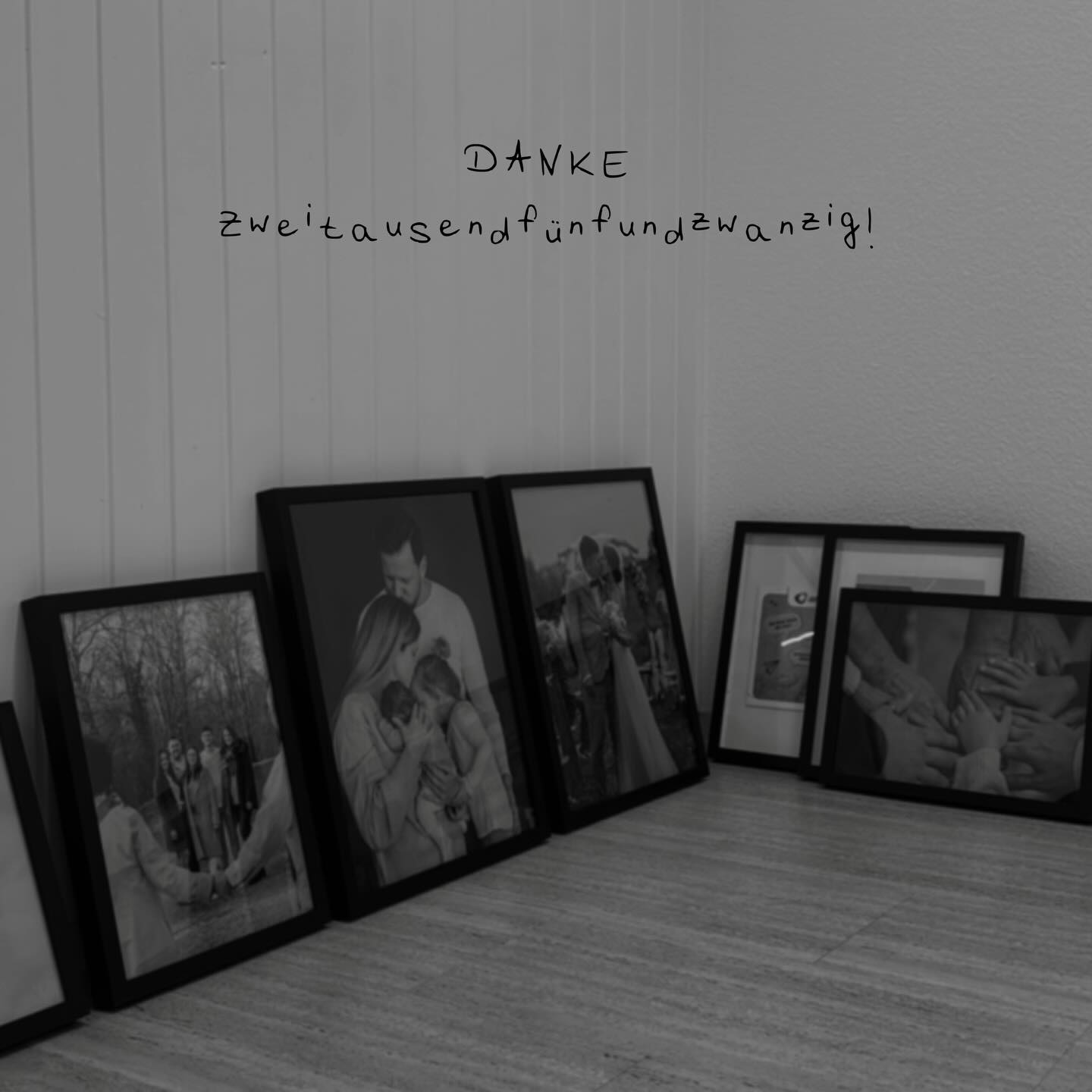 Danke für 2025 ✨
Ich durfte so viele neue Menschen kennenlernen und viele bekannte Gesichter wiedersehen.
Ich durfte mein eigenes Studio eröffnen und viele „Ja“-Momente begleiten, jedes einzelne etwas ganz Besonderes.✨
Für all diese Begegnungen, Chancen und Erfahrungen: Danke!
Ich freue mich auf alles, was 2026 bereithält