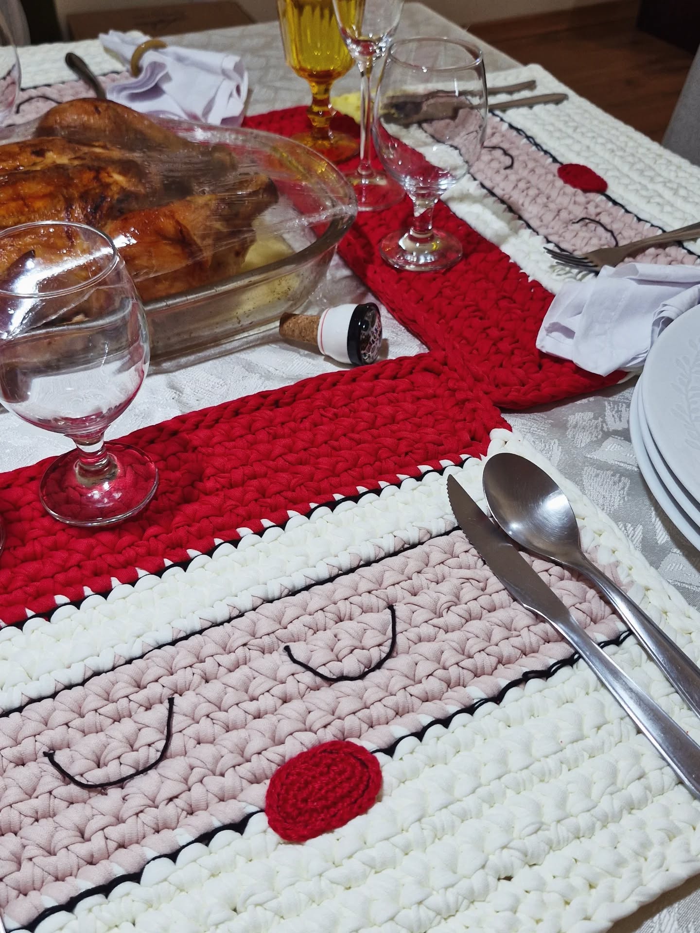 É claro que estou com pena de colocar o prato em cima desse lugar americano de papai Noel suuuuper fofo! Ahahha
Coragem, Márcia!!
Um ho ho ho muito especial para todos. Como já disse aqui em outra postagem, o Natal tem sentidos diversos para além de seu sentido cristão. Por isso, cada um o vivencia de acordo com o significado que atribui em seu coração. Feliz Natal!