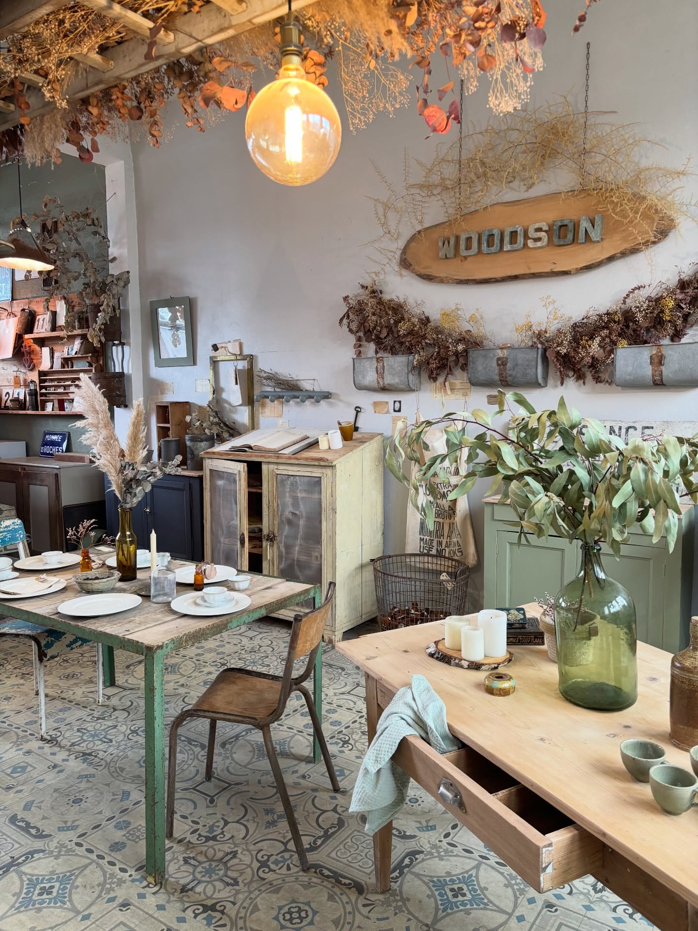 💚 Rendez-vous demain
En boutique aux @pucesducanal pour le dernier dimanche de l’année ensemble 🎄
#brocante #puces #lyon #brocanteenligne #meublesanciens #pucesducanal #frenchfleamarket