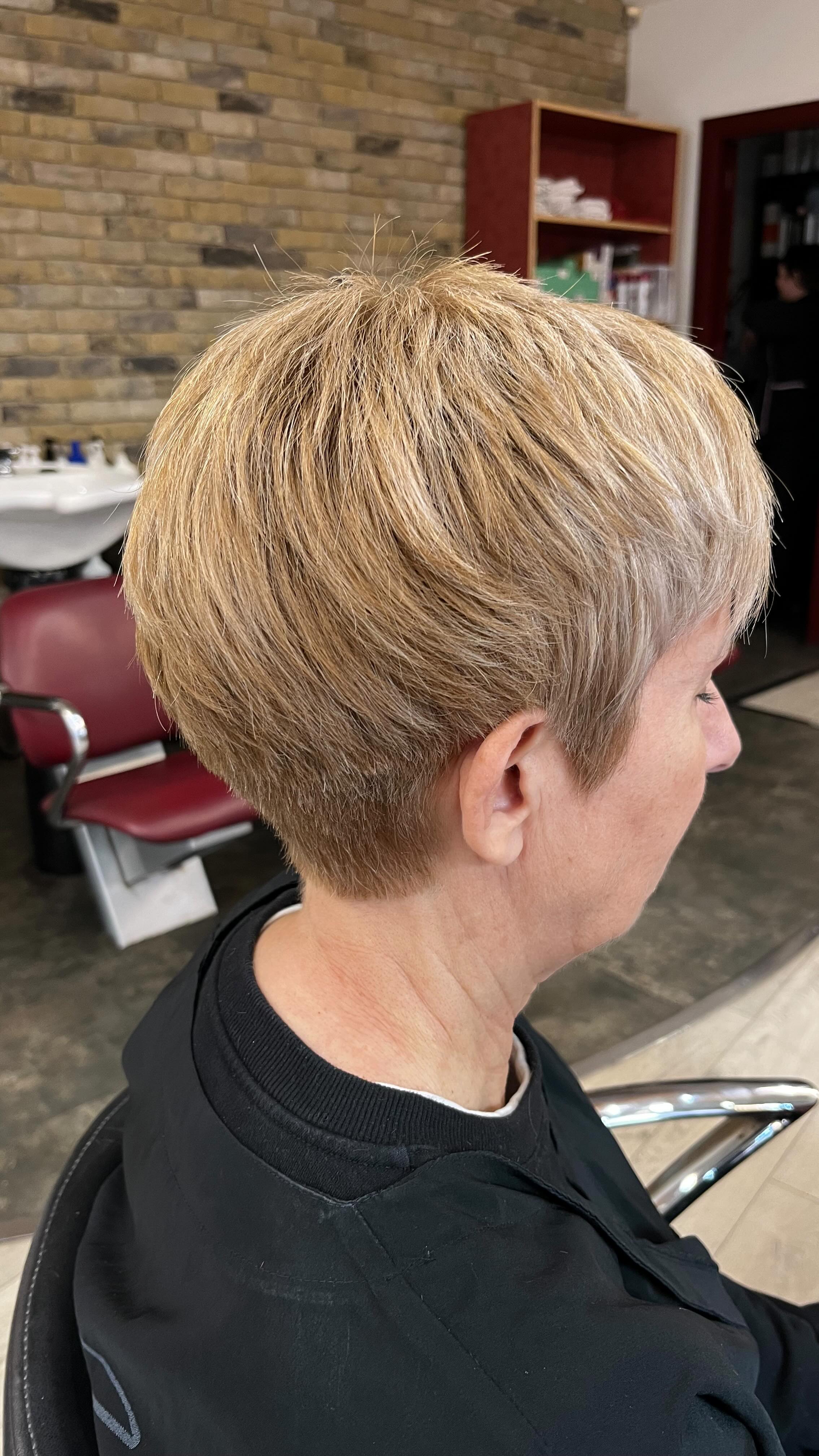 Un corte pixie siempre es tendencia.
Un estilo cómodo, fresco y muy favorecedor, especialmente en tonos rubios, que realzan el rostro y aportan personalidad.
Ideal para quienes buscan practicidad sin renunciar al estilo. 💛✂️
#castellanoimagen #peluqueriasevilla #pixicut #hairinspo #cambiodelook