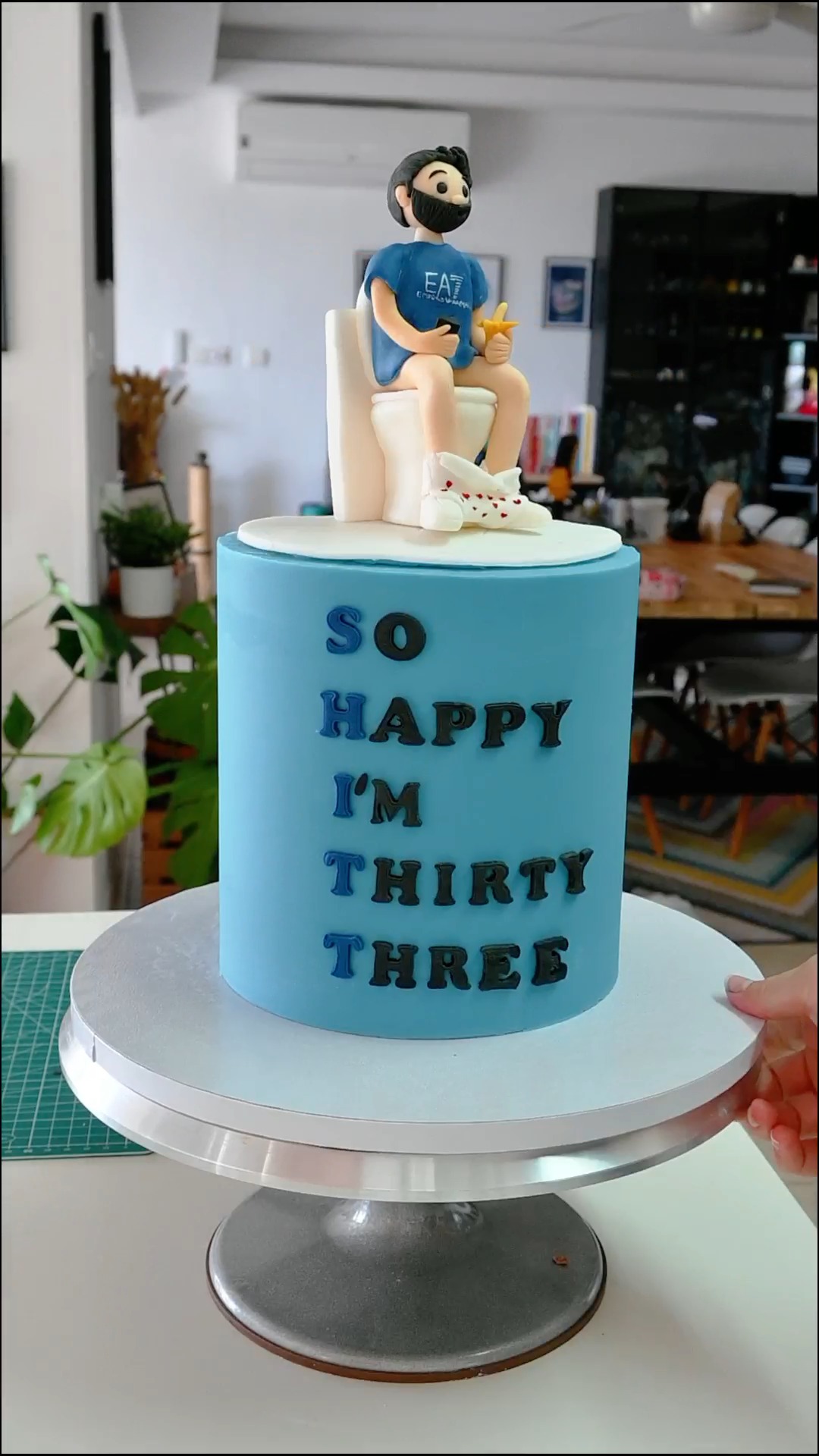 Handmade sugarpaste man, toilet, and banana. My job is wild sometimes 💜
#CustomToppers #FunnyBirthdayCake #fullfatbaking