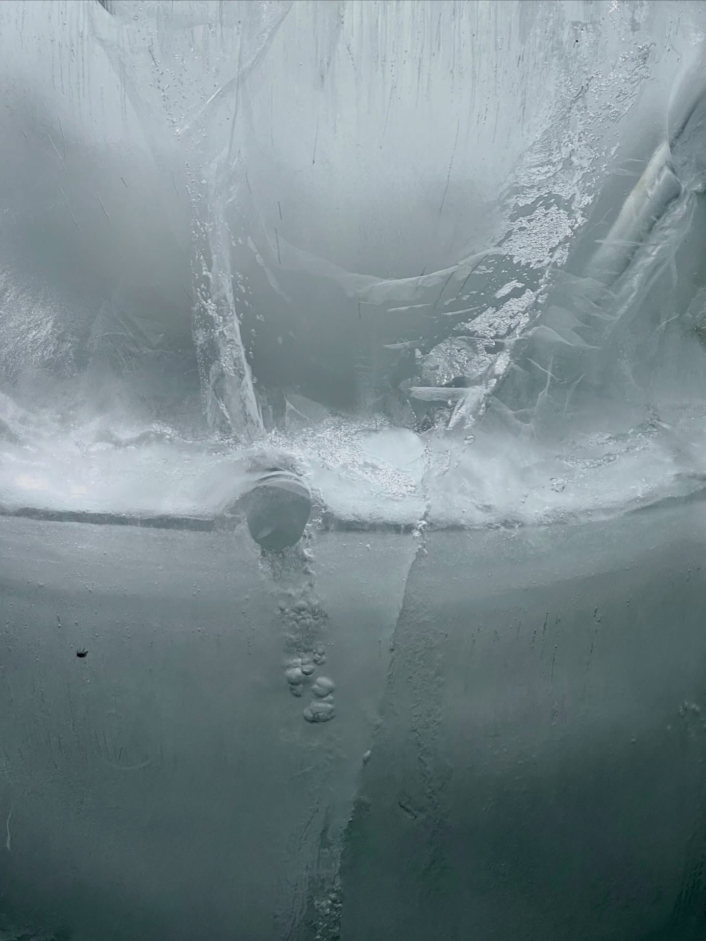 Wasser erodiert durch seine Agregatszustände mit Rost.