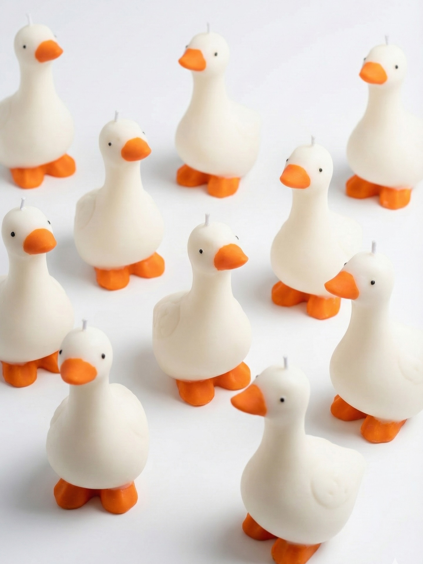 Estos patos tan bellos nacen uno a uno, pintados a mano, con calma y mucho amor 🦆✨
Pero cuando andan en manada, se vuelven aún más especiales… como todo lo que se crea en comunidad.
Cada vela es única, imperfectamente perfecta, y juntas cuentan una historia más grande.
Así es Cosmik: detalles que brillan solos y magia que se multiplica cuando se une 🤍🕯️