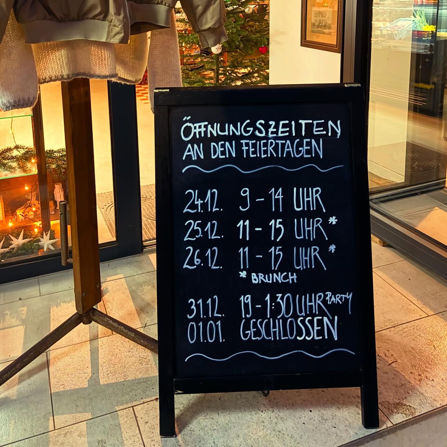 Unsere ersten Feiertage, und wir sind für Euch da. Am 25.12. sind auch noch ein paar Plätze zum brunchen frei. Meldet Euch gerne, wenn ihr Euch von uns verwöhnen lassen wollt. Ach ja: Auch, wenn es uns so vorkommt, dass es noch ein paar Wochen bis Neujahr sind. Bei uns liegen frisch nachgedruckte Karten für die große Silvester Sause bereit. Wenn ihr also noch eine Party im Sinne von „Das Gute liegt so nah“ sucht … ihr wisst ja, wo ihr uns findet ♥️♥️♥️ #brunswig1871 #todendorf #dasguteliegtsonah #landkreisstormarn #caféliebe