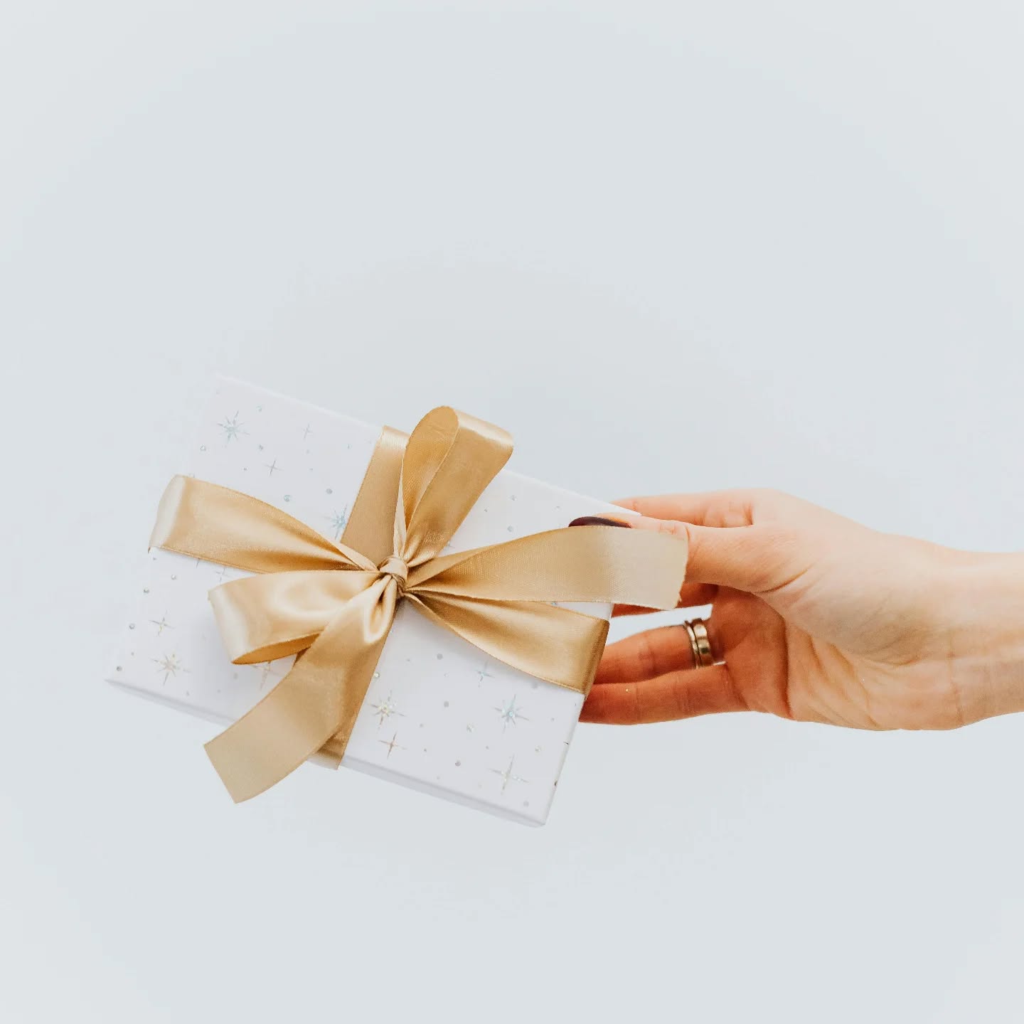 Weihnachten schenkt man Zeit, Ruhe und ein bisschen Ooommm.
Wie wäre es dieses Jahr mit einem Yoga-Gutschein, einem kuscheligen Augenkissen oder schönem Yoga-Zubehör?
Kein Umtauschstress– dafür Entspannung, Achtsamkeit und ein tiefes Durchatmen.
Für alle, die schon alles haben... außer Ruhe 😅
.
.
#yogawellbeing #Reithimalpbachtal #weihnachtszeit #yogatirol #alpbachtal #entspannungpur #inbalance