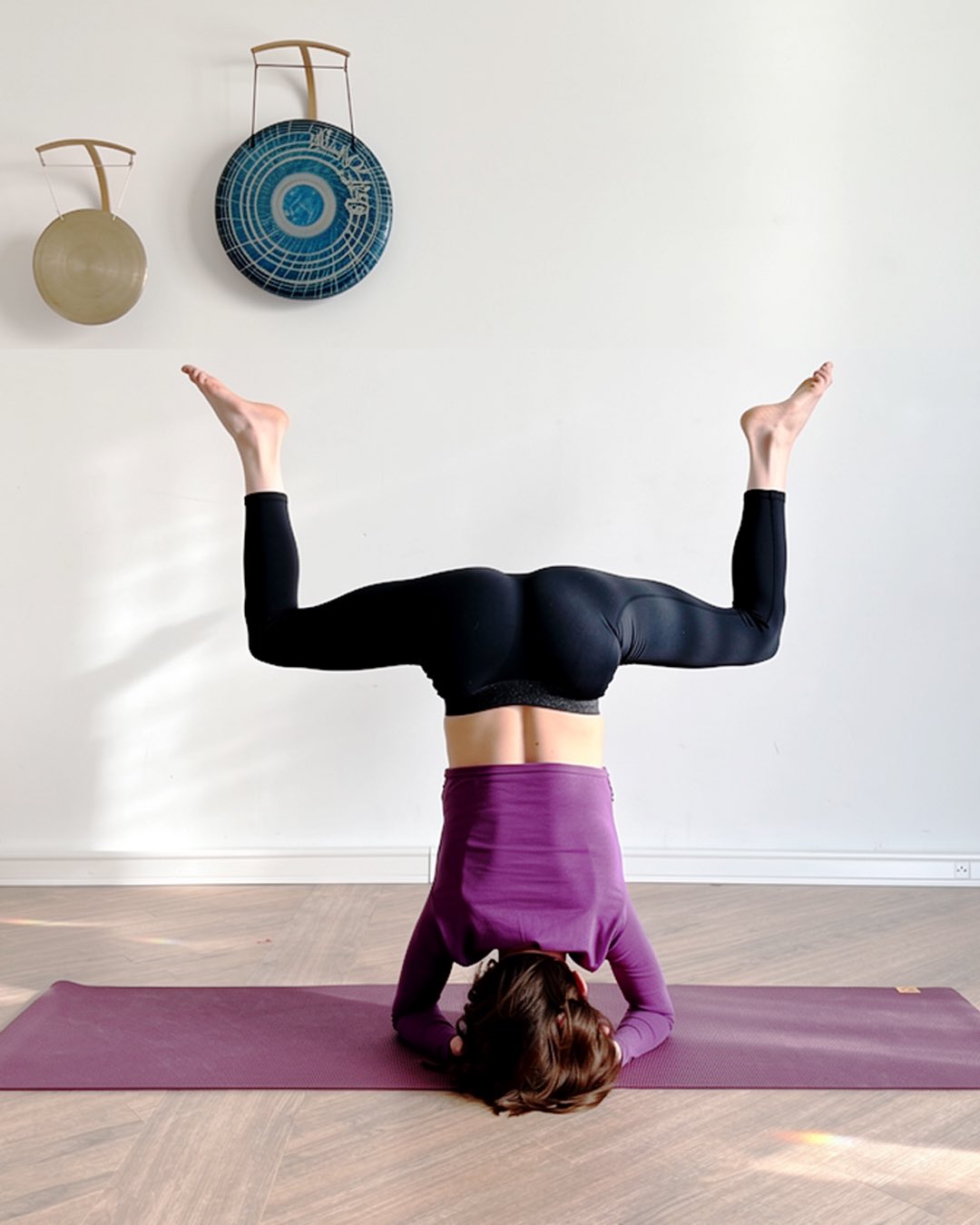 Le MONDE à l’ENVERS ✨
Prêt(e) à voir le monde sous un nouvel angle ?
Les inversions vous intriguent mais vous intimident ? Ce stage est fait pour vous !
Nous vous invitons à un voyage progressif pour apprivoiser le monde à l’envers. Notre objectif est de vous donner les clés pour construire une pratique des inversions intelligente, sûre et pleine de confiance.
Au programme :
Des bases solides 🟠 Nous revisiterons le Chien Tête en Bas et d’autres postures pour comprendre les fondations de toute inversion.
Renforcement ciblé 🟣 Des exercices spécifiques pour muscler les épaules, les bras et le centre du corps, vos piliers de stabilité.
Technique décomposée 🟠 Nous apprendrons pas à pas comment entrer, tenir et sortir de Sirsasana en toute sécurité, avec des variations pour chaque niveau.
Gestion du mental 🟣 Nous travaillerons sur la concentration et la respiration pour transformer la peur en une énergie focalisée.
C’est une invitation à dépasser vos limites perçues, à cultiver la confiance en vous et à repartir avec une nouvelle perspective, sur le tapis comme dans la vie.
Que vous n’ayez jamais quitté le sol ou que vous cherchiez à solidifier votre pratique, ce stage vous donnera les outils pour vous élever.
➡️ Réservez votre place dès maintenant sur le site www.soundyoga.fr
✨Early Bird jusqu’au 20 décembre !
Pour les abonnés - 2 crédits sur la carte de cours !
#stageyoga #yogainversion #sirsasana #headstand