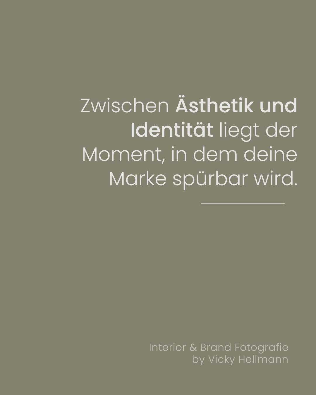 Sichtbarkeit beginnt für mich nicht mit Bildern, sondern mit einer inneren Entscheidung!
Mit dem Moment, in dem reine Ästhetik nicht mehr reicht☝🏻
In dem klar wird, dass gute Arbeit MEHR braucht als ein schönes Portfolio.
Nämlich Fotos, die Haltung, Kontext und Persönlichkeit zeigen. 👍🏻
Viele meiner Kund:innen bringen genau das längst mit.
Erfahrung, Qualität und ein feines Gespür für ihr Tun 🥰
Und trotzdem zeigt sich nach außen oft nur ein Ausschnitt davon.
Stimmig, ja.
Aber leise.
Professionell, aber austauschbar 🫣
Genau hier setze ich an.
Ich mache nichts größer oder lauter.
Ich mache es klarer! ✨
Ich zeige Menschen dort, wo sie wirklich wirken! In ihrem Arbeitskontext, in ihrer Expertise. Ich entwickle ganzheitliche Bildwelten, die nicht erklären müssen, sondern sich richtig anfühlen. Über Portrait, hin zum Schaffensprozess und -ort.
Denn wenn Bilder Haltung tragen, entsteht Vertrauen. Und genau dieses Vertrauen sorgt dafür, dass du nicht irgendwen erreichst, sondern die Menschen, die wirklich zu dir passen 🙌🏻
Wenn du spürst, dass deine Arbeit mehr Tiefe hat als das, was man aktuell von dir sieht, ist heute vielleicht ein guter Moment, darüber zu sprechen 😉
Weg vom reinen Portfolio, hin zu einem Markenauftritt mit Tiefe. Einer, der sich am Ende nicht nur gut zeigt, sondern sich einfach komplett anfühlt 🤩
📷
Ich bin Vicky - Interior & Brand Fotografin.
Meine Bilder zeigen nicht nur Räume oder Portraits, sondern die Wirkung dahinter: Persönlichkeit, Designprozess und das Gefühl, das deine Marke ausmacht. Ich entwickle Bildwelten, die für dich sprechen, noch bevor du überhaupt ein Wort sagst.
