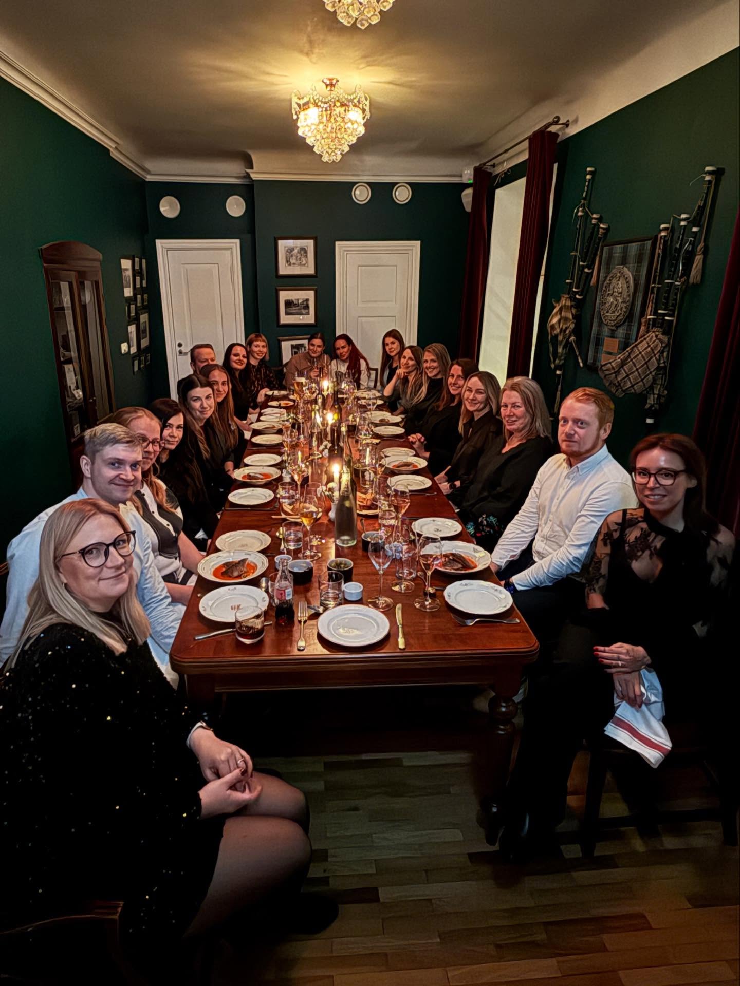 🎄 Jõulumelu 🎄 sees võtsime korraks hoo maha ja veetsime maitsvate roogade ning parima seltskonnaga suurepärase õhtu.
Kolleegid valisid traditsiooniliselt agentuuri küllatüki 🥇 (Johanna 👏 )
Ja tiitleid jagati teisigi❣️
🤝 Parim kliendipartner (Maikki 👏 )
🤗 Super entusiast (Silja 👏 )
⭐ Tõusev täht (Paula Mets 👏 )
🙌 Innovaator (tundub, et innovatsioon on au sees, sest tiitli said lausa kolm tiimiliiget: Rolland, Silja ja Johanna 👏 )
🫶 Parim kaaslane (Siin selgus, et me kõik käime rõõmuga kontoris kõikide kolleegide pärast. Aplaus kogu tiimile! 👏 )
Meil on koos üks väga-väga tark ja tore kamp! 🫶