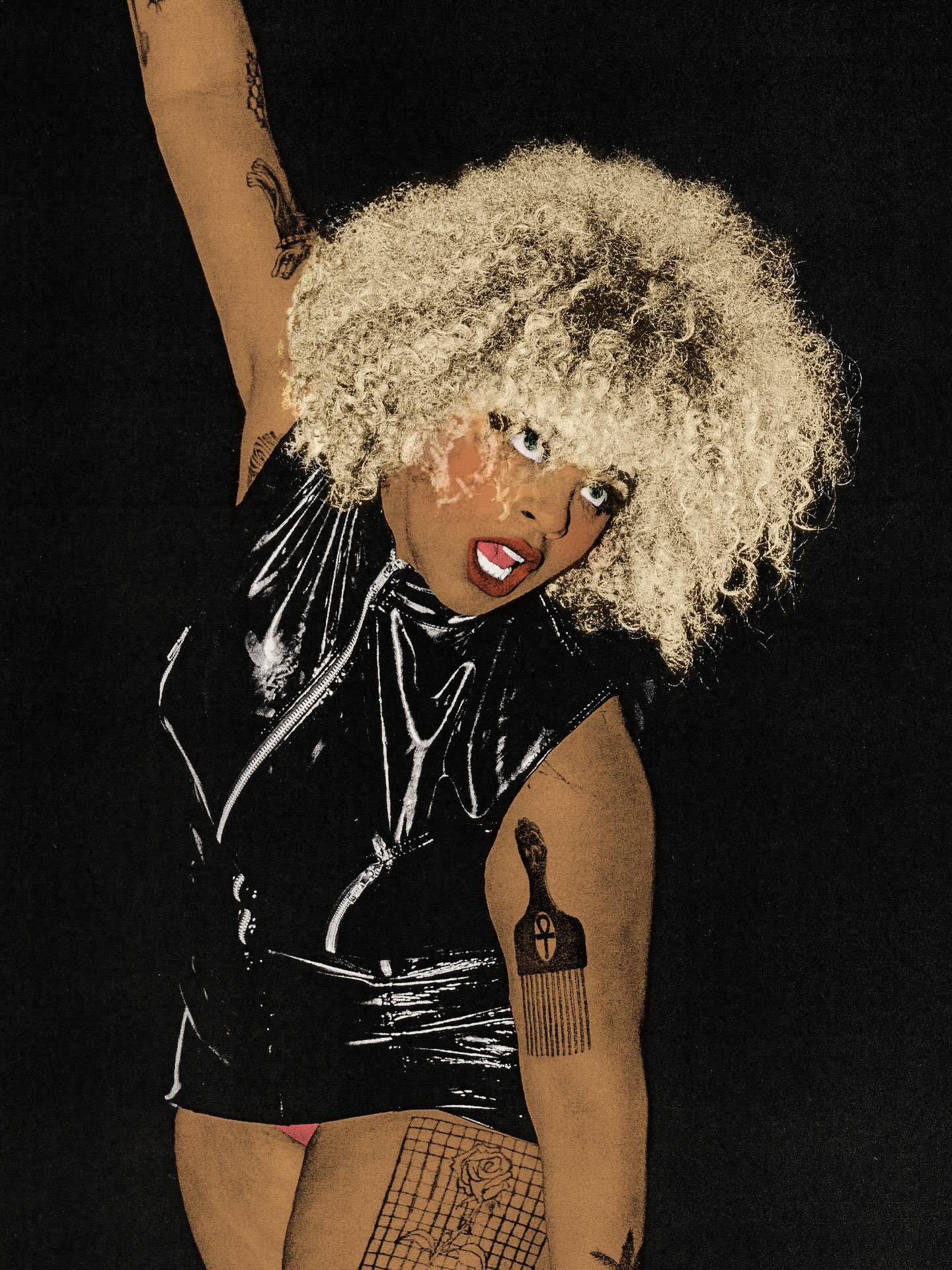 Our next exclusive interview feature of Volume 9 took place with the iconic @andreiaartt. Andreia Lemos is a Portuguese-Brazilian photographer and designer based in London specialising in the music industry. Her work includes live concert shots, artist portraits, album covers, and posters, all characterised by a keen eye for capturing the raw energy of live performances and the personality of her subjects. Lemos has built a reputation for her striking use of black-and-white analogue photography, embracing its timeless and intimate aesthetic to craft images that feel both spontaneous and carefully composed.
We talk about process and highlights from her amazing career so far. An honour to finally feature you Andreia! Get yours now. ✨
📸: @andreiaartt