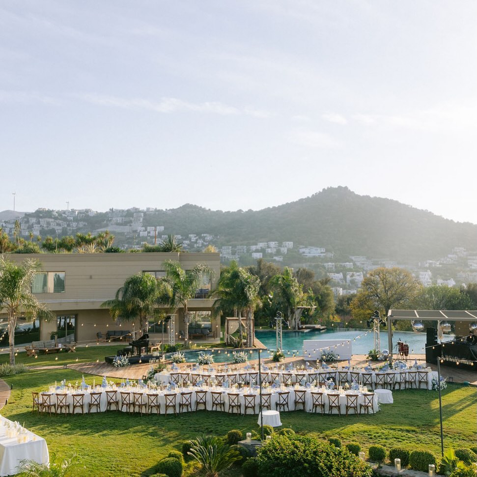 We are in love with the serpentine style tables. The dynamism of the form merges into elegance, creating an exciting but still romantic vibe …
📷@hicrethareweddingstory
#serpentinetable #weddingdecor #destinationwedding #weddingplanner #karemevents
