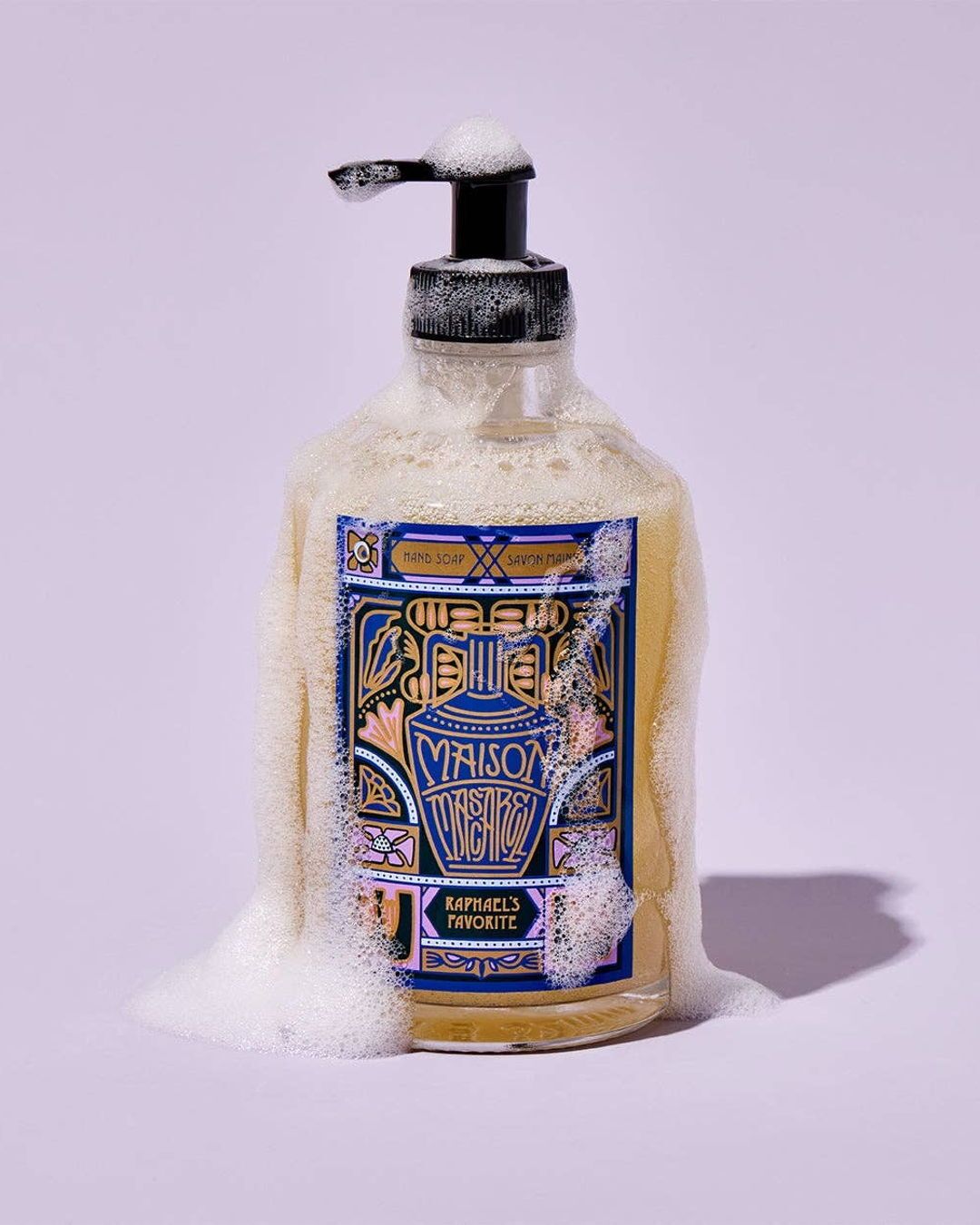 Un sticker puede comunicar tu propósito, un valor agregado o incluso una instrucción clave.
Convierte cada superficie en una oportunidad de contar tu historia.