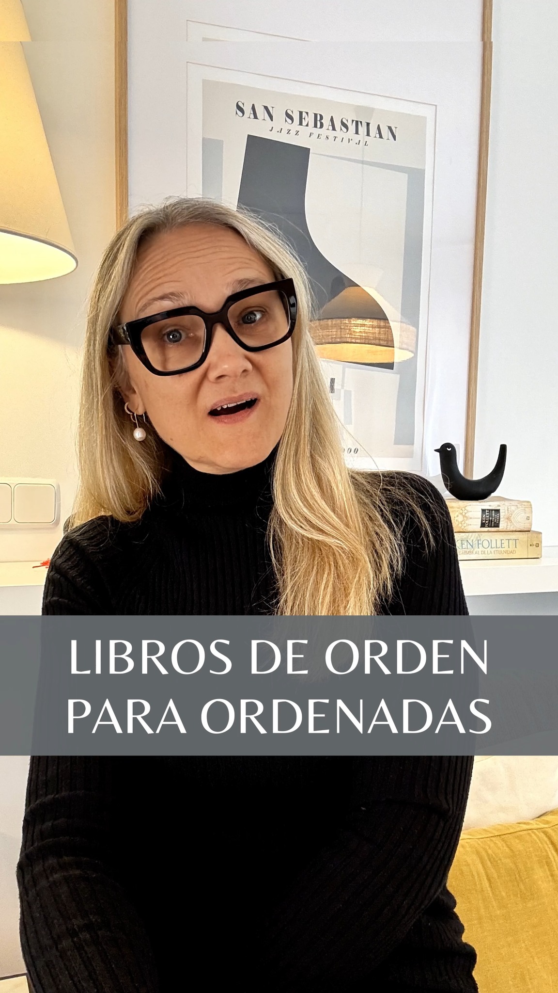 Si vives con mucho desorden y acumulación de objetos y leer ese libro con el método de orden no te ayudó a resolverlo, no te frustres. Ese libro no es para ti, es para personas ordenadas y nadie te lo contó.
Acompaño a personas en tu situación a recorrer el camino de dejar atrás el desorden y la acumulación de objetos para siempre. El 99% de las personas a las que he ayudado leyeron ese libro y también fracasaron.
¿Sabes por qué?
Porque el libro es para personas ordenadas.
Para personas cuyo freno para ordenar no son las dudas y miedos que tú tienes y que son las que crearon la acumulación de objetos con la que vives.
Antes de que llegue el momento de que dobles en vertical y rotules tarros de cristal, has de sacarte de dentro las dudas y miedos que no te permiten sacar de casa aquello que ni siquiera te permites reconocer que ya no lo quieres en tu vida.
Antes de doblar en vertical, te pierdes en las dudas de si quedarte solo esto o aquello, por miedo a que un día lo puedas necesitar, o miedo a qué pensará esa persona que te lo regaló si se entera de que lo tiraste, o miedo a que los recuerdos desaparezcan si los objetos lo hacen.
Ese es el tu freno, no la forma en la que doblas, o si guardas tapas de tuppers juntos o separadas en otra caja en vertical.
Si necesitas resolver para siempre la situación de desorden y acumulación que vives, ordenando semana a semana a la vez que desmontando su origen, comenta con la palabra "CASA"🏡, hablamos y vemos si es para ti mi programa de acompañamiento para que en unos meses lo hayas resuelto para siempre 💃.
#tresinteriores #LibérateDelDesorden #DesapegoConsciente #SoltarParaCrecer #AdiósAcumulación #VivirSinDesorden #PsicologíaDelOrden #CreenciasQueAtrasan #CambioDeMirada #BloqueosYDesorden #MenteOrdenadaVidaOrdenada #OrdenYBienestar #MujeresQueTransforman #ReinventaTuVida #AdiósAcumulación #ViviendoLigera #CrecimientoPersonalMujer