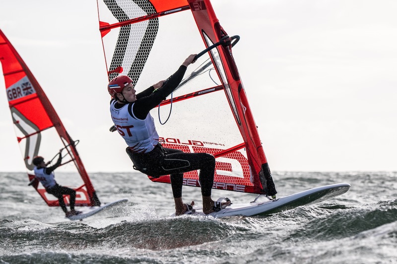 🇪🇪 Aksel Haava noorte MM 9.koht! 🔥
Alaliidu “Noored talendid Olümpiale” programmi kuuluv Aksel Haava saavutas Portugalis Vilamouras peetud noorte purjetamise maailmameistrivõistlustel iQFOiL Youth meeste arvestuses 9. koha. Esikümne tulemus maailma parimate noorpurjetajate seas on Eesti koondise parim tulemus sel MM-il.
👉 Kõikide Eesti sportlaste tulemused ja kommentaarid on üleval Eesti Purjetamise Liidu kodulehel