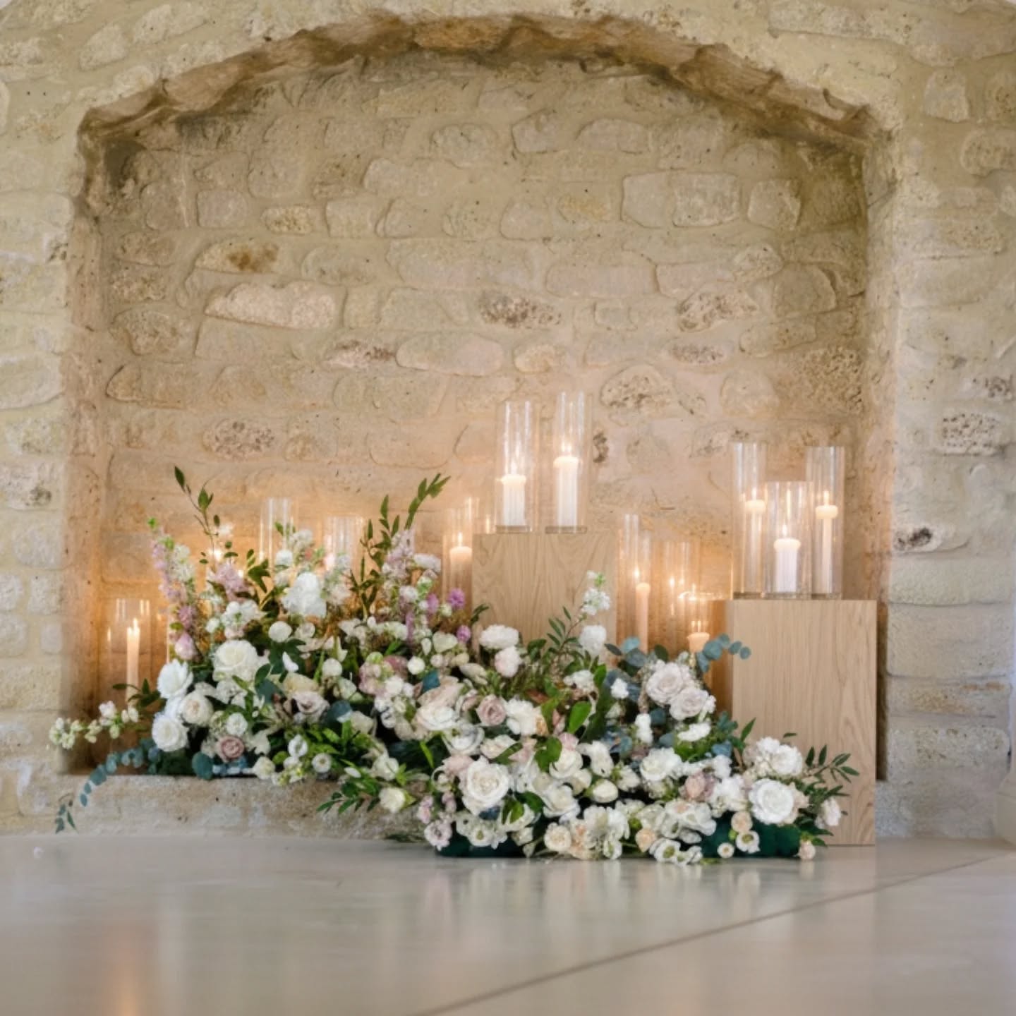 Déjà quelques mois que cette installation a pris vie, et je ne m’en lasse toujours pas. C’est incroyable de voir à quel point le temps file, alors que je suis déjà plongée dans les préparatifs de vos mariages 2026.
Je voulais partager cette image avec vous pour parler d'un aspect crucial de mon métier : la lumière.
En tant que décoratrice et fleuriste, je passe des heures à sélectionner chaque tige et à composer des structures comme celle-ci. Mais la vérité ? Sans ce travail précis sur la lumière, toute la poésie de la scénographie aurait pu s'éteindre. Ici, les bougies et l'éclairage ne sont pas de simples accessoires ; ce sont eux qui révèlent la texture de la pierre brute et la délicatesse des pétales.
#decoratricemariageprovence #fleuristemariageprovence #locationdecorationmariageprovence #mariageprovence #fleuristeprovence