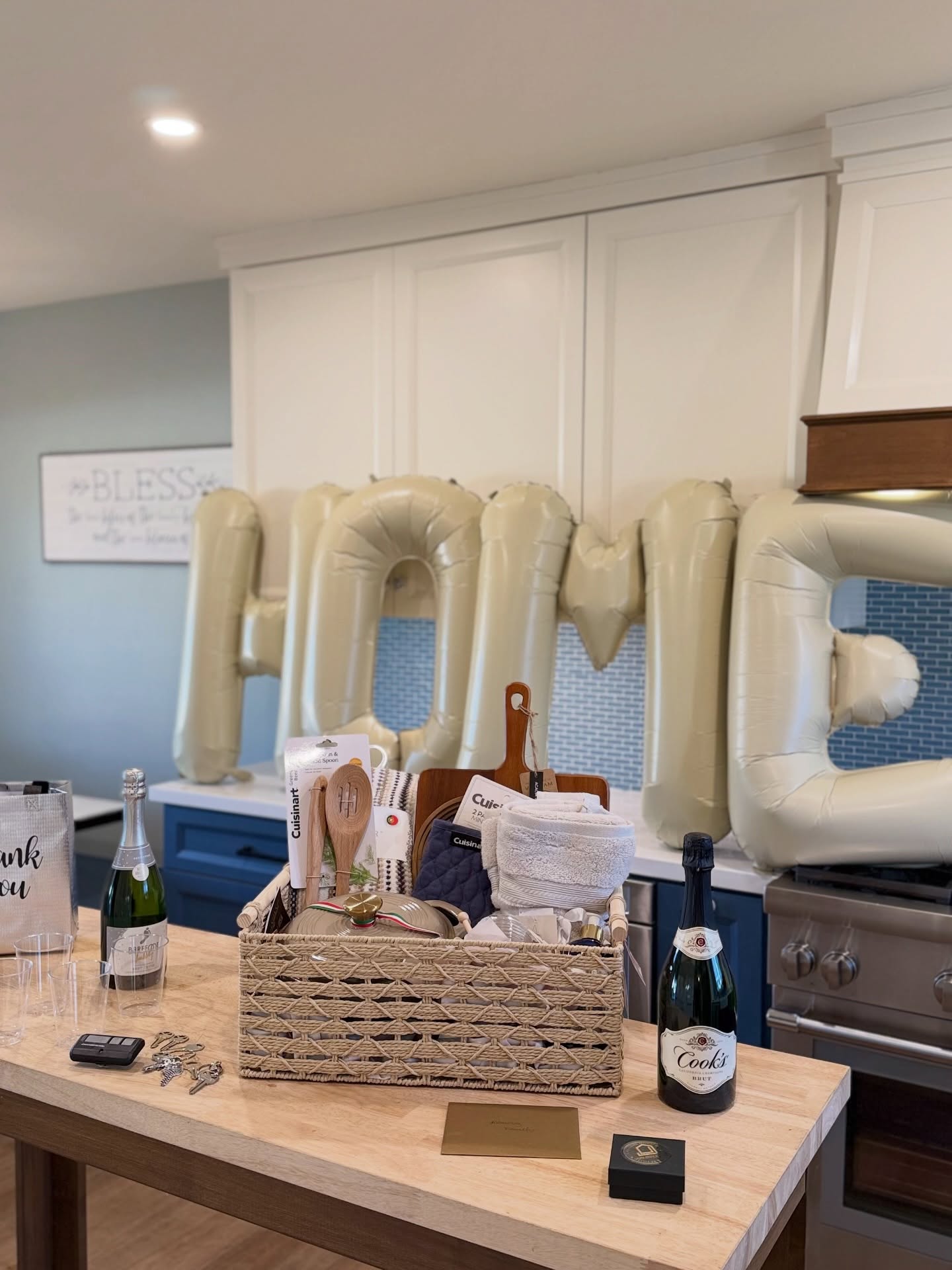 Congratulations to the Ramirez family on buying their first Home 🏠🙏🏼 We are honored to have helped you and your family accomplish this goal. 🎊 we hope that you make many beautiful memories here with your kids and as your family grows.
#realtor #losangelesrealtor #jesseperezgroup #losangeles #buyingahome