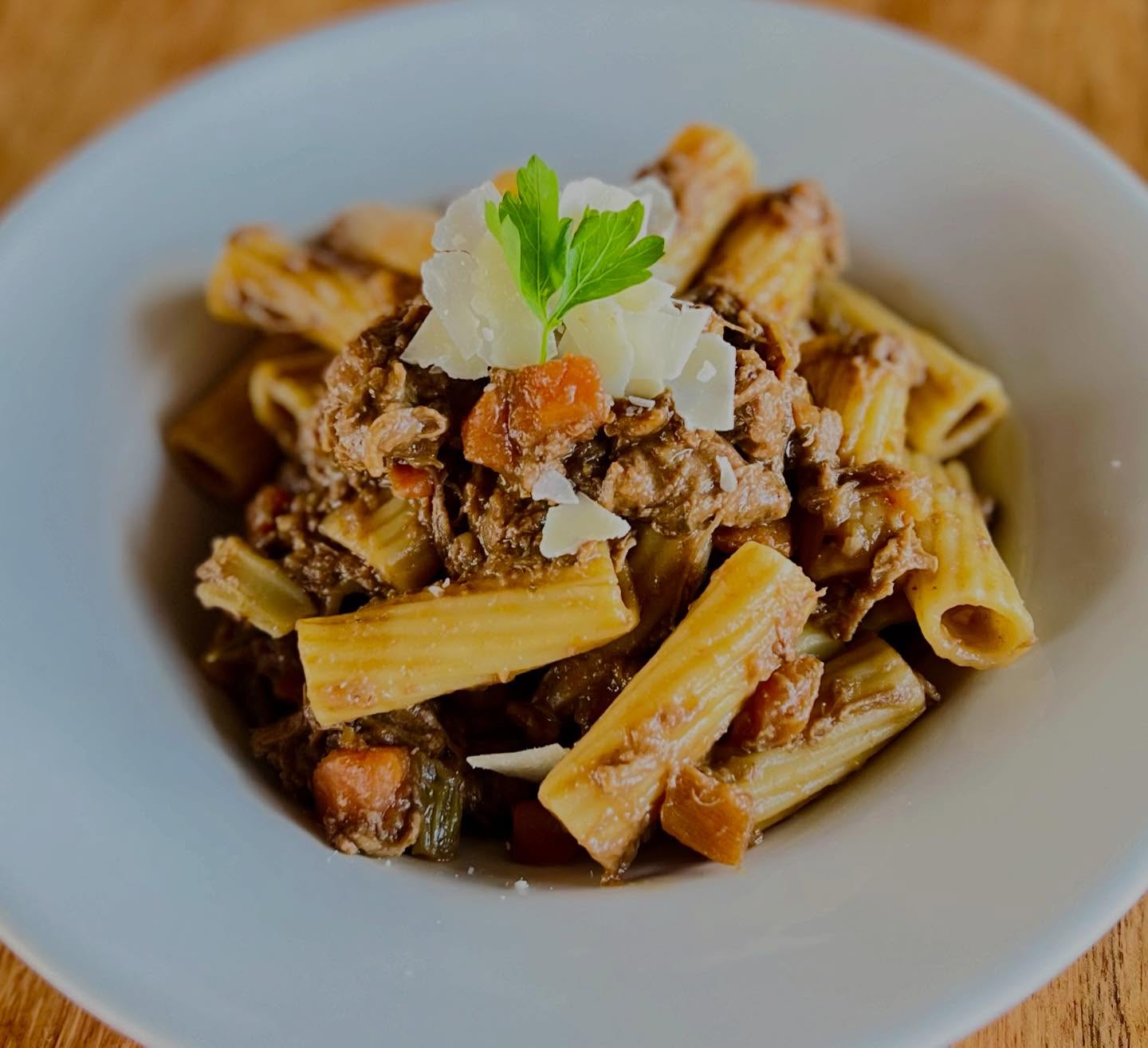 Who’s Hungry?! Our Specials are 🔥
🧅 French Onion Soup 🥄
🍅 Fried Green Tomatoes
🎣 Salmon BLT 🥓
🍝 Braised Beef Rigatoni
🍮 Polar Espresso Creme Brûlée 🫘
🍋 Lemon Crunch Cheesecake 🍰
#beefrigatoni #frenchonionsoup #friedgreentomatoes #salmonblt #dellaroses