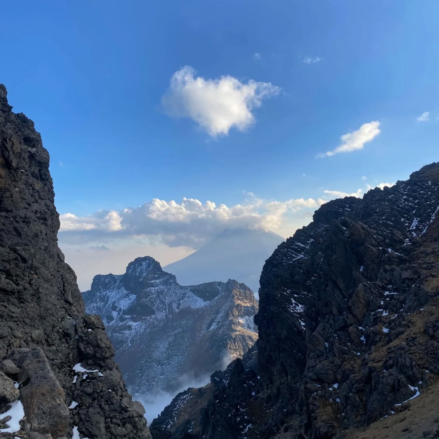 La montaña decide, nosotros respetamos. 🏔️❄️
Hoy el objetivo era la cumbre del Iztaccíhuatl, pero la naturaleza tenía otros planes. Logramos ascender hasta Los Pies a 5,050 msnm, un logro gigantesco que pone a prueba cuerpo y mente.
Sin embargo, las condiciones climáticas nos recordaron la regla de oro del montañismo: llegar a la cima es opcional, pero regresar a casa es obligatorio.
En Aventuras al Máximo, el éxito no se mide solo en cumbres conquistadas, sino en la seguridad de nuestro equipo y en saber escuchar lo que la montaña nos dice. Nos vamos con el corazón lleno, los pulmones fuertes y la promesa de volver.
¡Felicidades a todo el equipo por su esfuerzo titánico! La "Mujer Dormida" nos esperará para la próxima.
#AventurasAlMaximo #Iztaccihuatl #AltaMontaña #MontañismoMexico #SenderismoResponsable 5000msnm LaMontañaManda CDMX