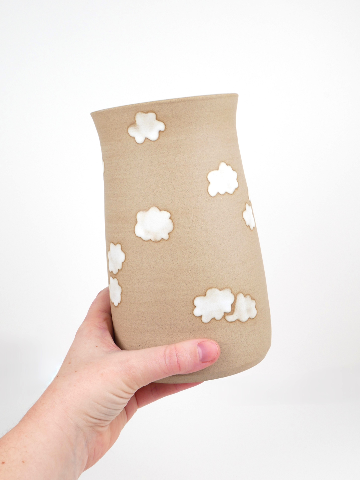 Vous avez réservé un accueil incroyable à la nouvelle collection Claudie 🌧️ Alors Merci !
#camillebo #ceramique #ceramic #gres #poterie #clay #pottery #deco #decoration #cloud #nature #douceur #nuage #vaisselle #artisan #artisansdart #artisanat #metierdart #atelier #workshop #craft #potterystudio #emaux #faitmain #handmade #madeinfrance #artisanatfrancais #handcrafted #sky #meteo