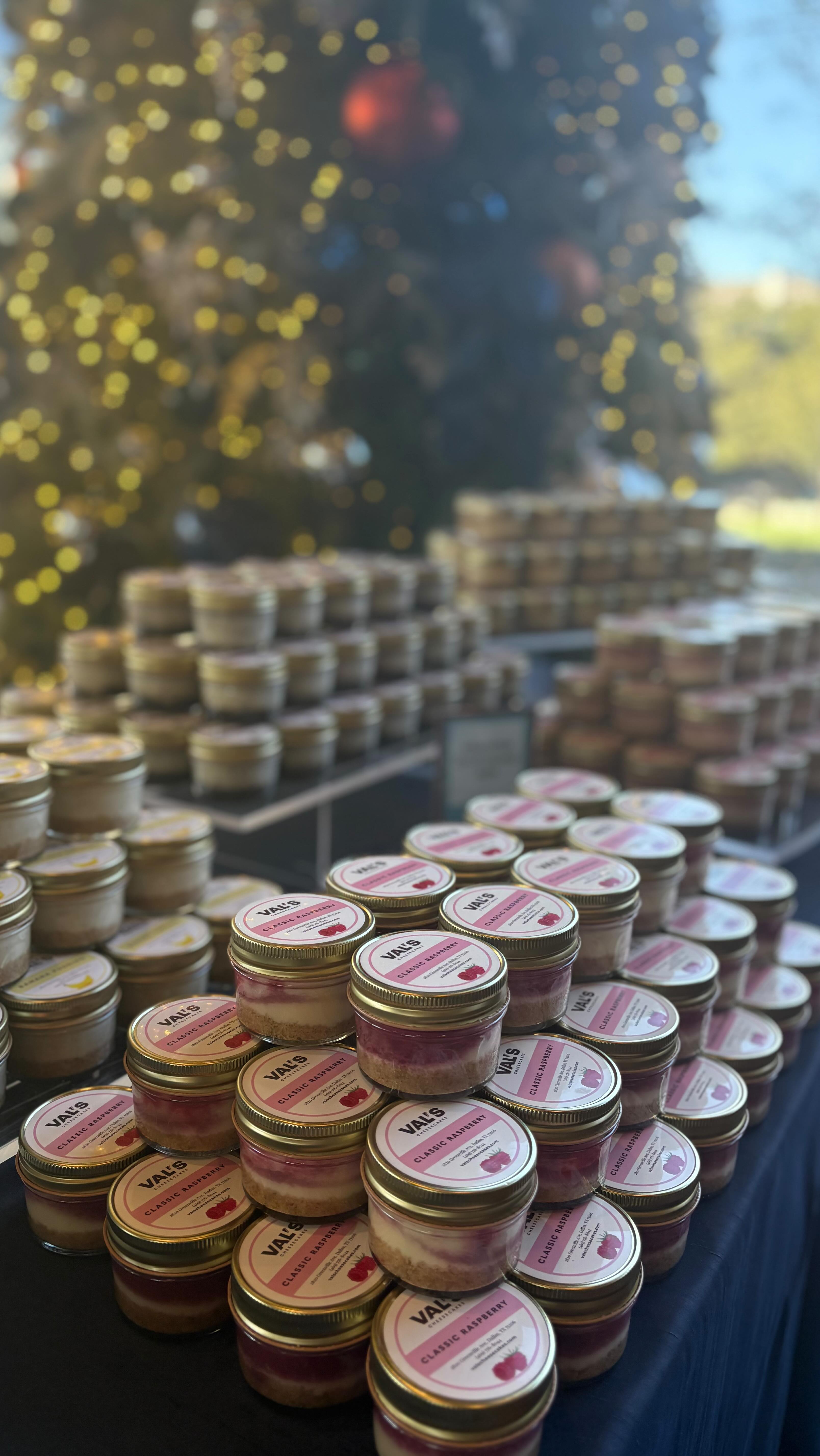 Delightful holiday celebration for tenants of @thequad_uptown 🎄🎅🏻
meal by @pietappizza
sweets by @valscheesecakes
music by @clovertheviolinist
tables by @shagcarpetprops
the rest by @cohostevents