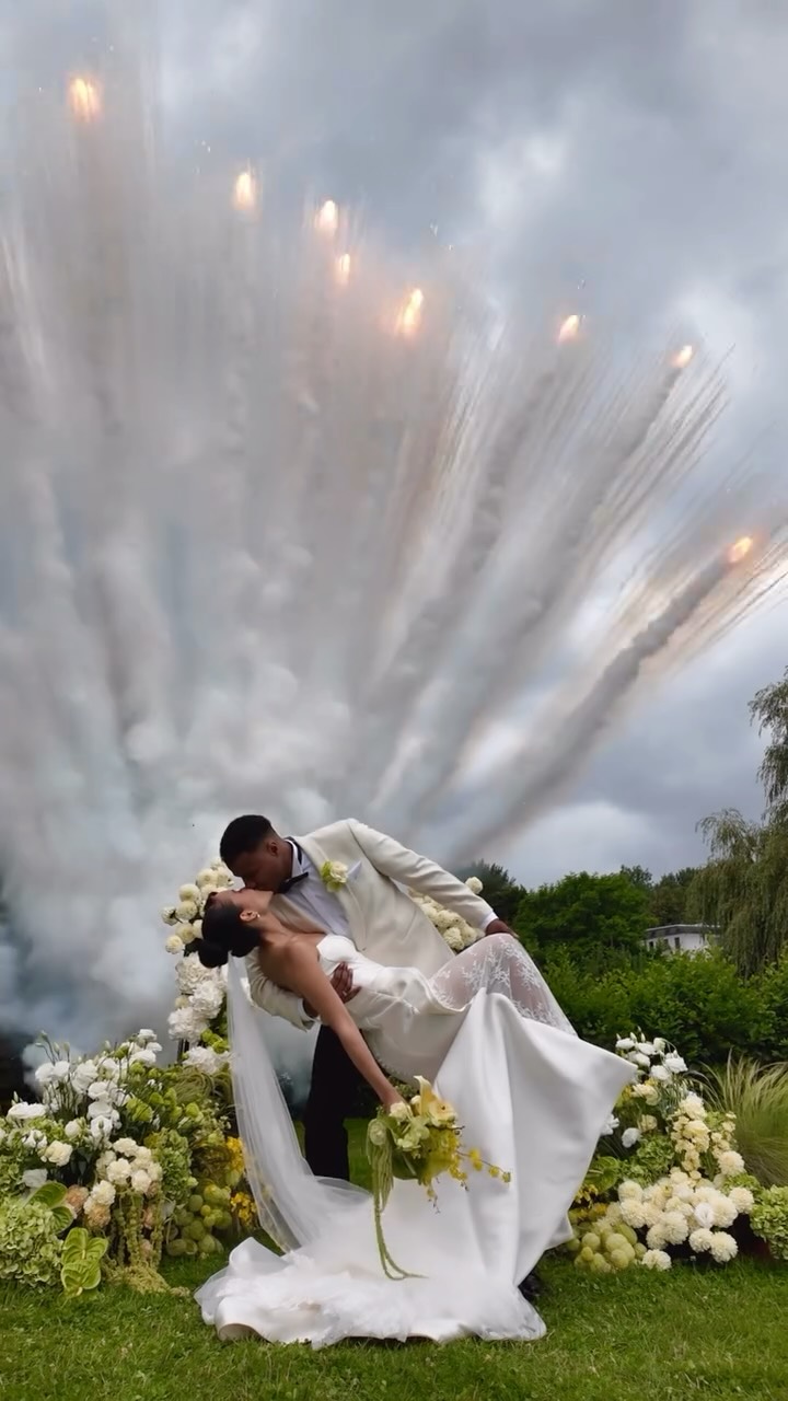 Kiss-Cam ganz ohne Coldplay-Plot-Twist 🤫
Während beim berühmten Konzert-Kuss gerade mehr über Affären als über Musik gesprochen wird, geht es bei mir am Ende der Zeremonie nur um eines: Liebe pur. Keine Schlagzeilen, kein Skandalpotenzial 😝
Nur dieser eine Moment, auf den alles hinausläuft. Für die Dramaturgie ist der Kuss das große Finale.
Bei mir gibt es am Ende der Zeremonie zwar auch einen Kuss vor Publikum, allerdings ganz ohne Skandalpotenzial… versprochen!! 😉
Dieser Moment ist der schönste Abschluss einer Trauung. Alles, was zuvor gesagt, gelacht und gefühlt wurde, findet hier seinen Höhepunkt.
Die Aufregung der letzten Minuten, das Herzklopfen, die funkelnden Blicke: alles endet in diesem einen Augenblick.
… wenn dann noch ein Feuerwerk den Himmel erleuchtet, wirkt es, als würde die Welt selbst diesen Kuss feiern. 😝
Ein perfekter Schlusspunkt für eine Geschichte, … die gerade erst beginnt.
Planung: @dilane.weddings @deko_liyah
Fotografie: @emomentsweddings
Contentcreator: @contentcreatorhamburg
Videographie: @annesiemercom
Deko: @deko_liyah
Floristik: @kate.s_design
Stylist: @araceliacosta.mua
Torte: @aura.designtorten
Papeterie: @blattgoldmanufaktur
Brautkleid: @thebride.hamburg
Schmuck: @schmuck.bluete
Herrenmode: @dresscode_hamburg
Traurednerin: @kuentzlerisch
Sängerin: @aayanabato
Pyrotechnik: @sommerpyrotechnik_de
Location: @schlossgut_gross_schwansee
Couple: @life.of.debs @sir.gaye
#freierednerin #freietrauung #traurednerin #hochzeitsrednerin #hochzeit2026