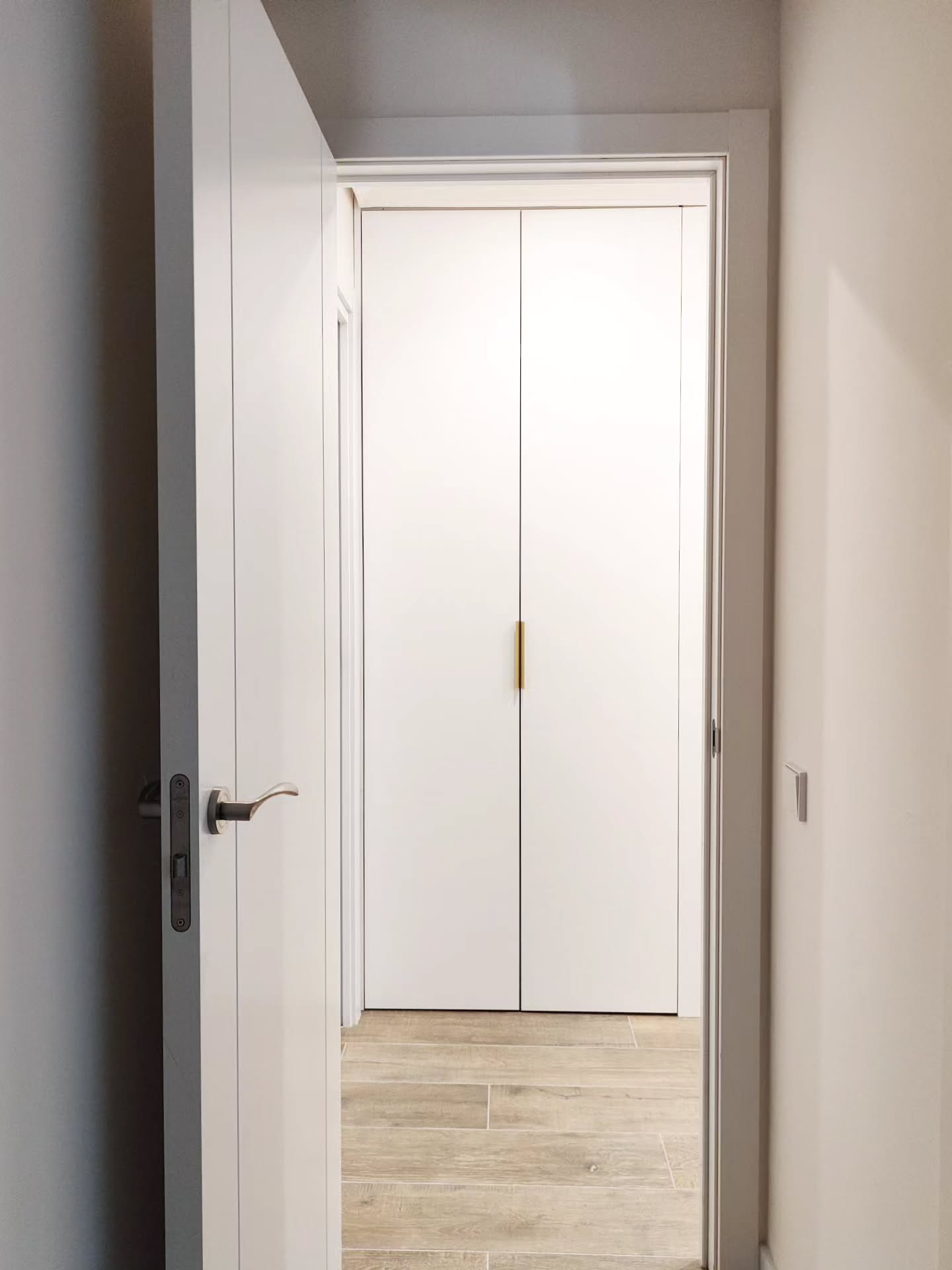 Armario & escritorio a medida ✨
Este proyecto sigue tomando forma: hoy te mostramos el armario del pasillo, acompañado de un escritorio a medida, ambos forman parte del proyecto C ✨
.
#carpinteria #carpinteriaamedida #carpinteriamadrid #armarioamedida