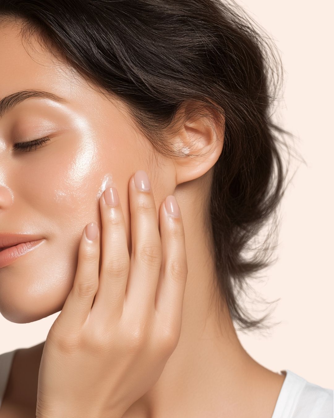 Your skin doesn’t “randomly” get dry… it leaks hydration.
And dewy skin is basically the art of keeping the water in.
How skin stays hydrated (aka holds the glow)
Your skin barrier is like a brick wall:
Skin cells = bricks
Lipids (fats) = mortar
When that “mortar” is healthy, your skin holds onto water, stays bouncy, and looks smooth + dewy.
Your skin also uses:
Natural Moisturising Factors NMFs (like tiny water magnets) to pull hydration into the skin
Lipids to seal it in so it doesn’t evaporate
How skin loses hydration (aka why you wake up looking “meh”)
Hydration escapes through something called TEWL (transepidermal water loss) - basically water evaporating from your skin when the barrier is compromised.
Common “hydration thieves”:
Hot showers + over-cleansing
Too many actives / over-exfoliating
Aircon + summer heat + wind
Not sealing your serum (hydration without lipids = it evaporates)
Barrier damage from harsh products or inconsistent routines
The Peachface Dewy Rule
Hydrate first → Seal second.
Water-based hydration + lipid-rich moisture = that lasting glow.
#skincare #naturalskincare #australianskincare #crueltyfree #glowingskin #youngskin #proageing #Peachyskin #holisticbeauty #Cleanbeauty #peachfaceskincare #brisbane #glow #glassskin #hydration #Brisbaneskincare #brisbanebeauty #tarragindi