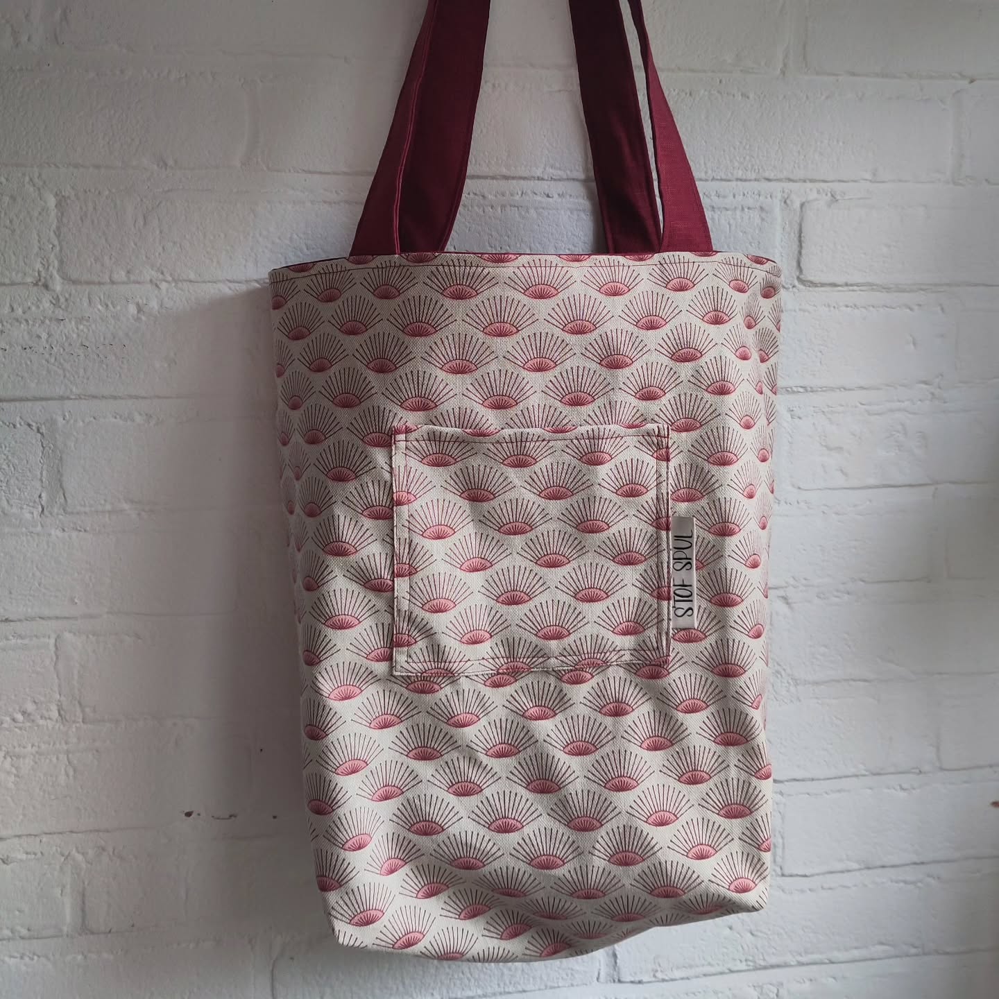 Deze tas maakte ik op maat voor @cindyvdhout, als bedankje voor haar hulp bij mijn opleiding van de afgelopen 2 jaar, die nu klaar is! En natuurlijk voor alle gezelligheid als collega en naai buddy 🧵🙏🏼
Ook een tas op maat? Stuur een berichtje!