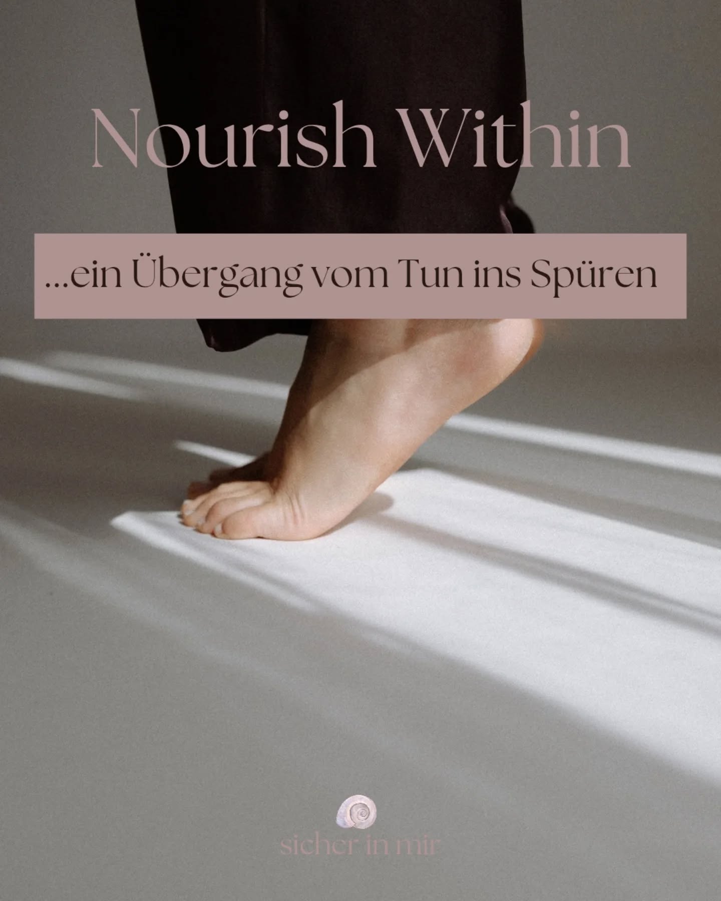 Es gibt diesen stillen Übergang.
Zwischen dem, was hinter dir liegt,
und dem, was noch keine Form hat.
Zwischen Tagen voller Tun
und dem Moment, in dem dein Körper nach Langsamkeit ruft.
Nourish Within ist eine Einladung, genau dort anzuhalten.
Nicht, um etwas zu verändern.
Sondern um wieder zu spüren.
In dieser Stunde darf dein Nervensystem langsamer werden.
Yin Yoga und somatische Achtsamkeit helfen dir, Spannung zu lösen und dich wieder im eigenen Körper zu orientieren.
Zwischen den Haltungen entsteht Raum.
Für Reflexion.
Für Journaling.
Für das Wahrnehmen dessen, was innerlich gerade da ist.
Nourish Within begleitet dich vom Funktionieren ins Spüren.
Vom Außen nach innen.
Sanft. Still. In deinem Tempo.
🗓 30.12. | 20 Uhr
🌙 Live via Zoom
🤍 Zum Kennenlernpreis
Alle Infos & Anmeldung findest du über den Link auf meiner Homepage.
Liebe zu dir ♡
Carola
EMBODIMENT
SICHER.IN.MIR
NERVENSYSTEMARBEIT
NOURISH WITHIN
SYSTEMISCHES COACHING