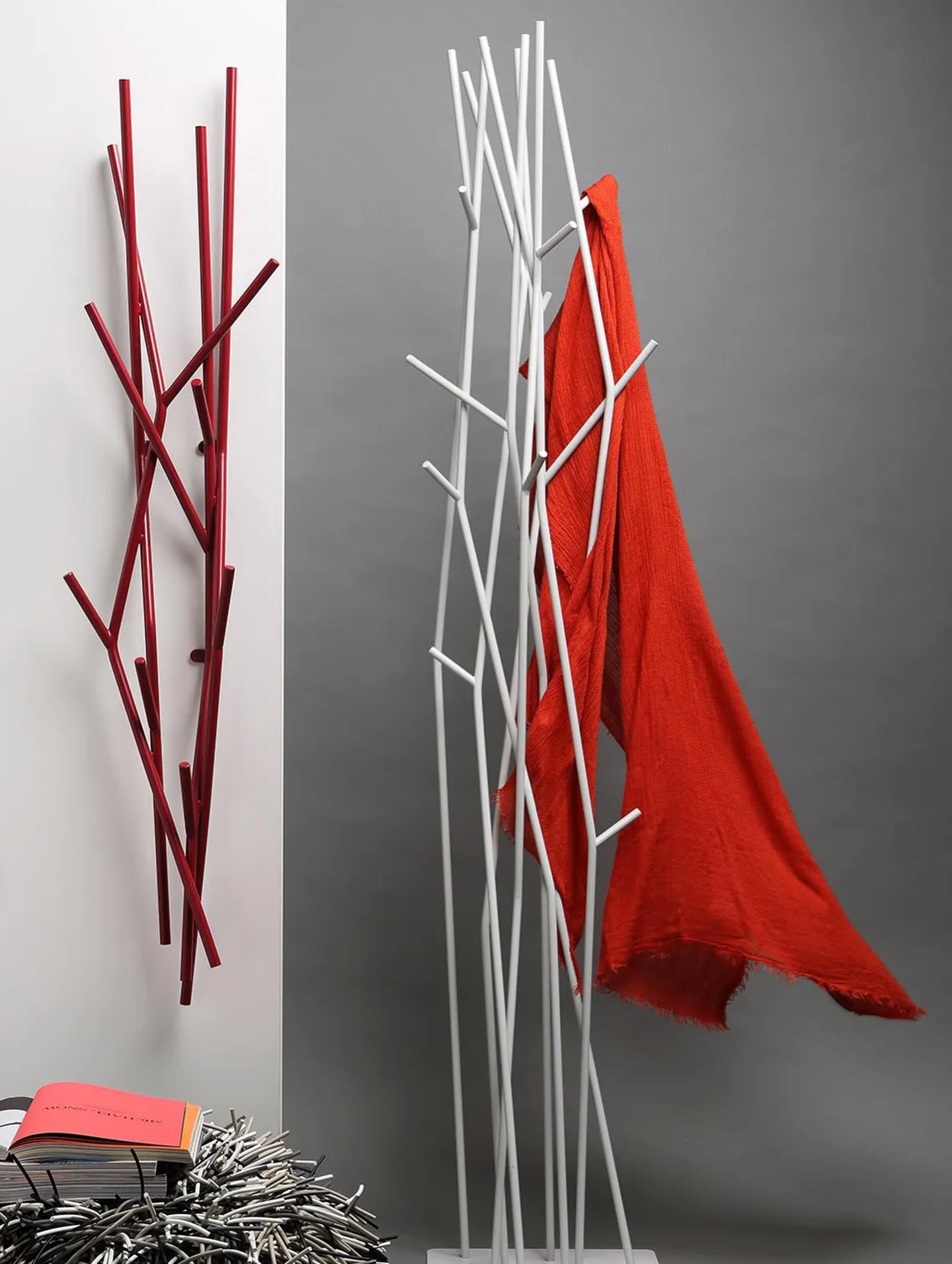 LATVA – rohkem kui lihtsalt nagi.
Ajatu disainiikoon, mis on juba 15 aastat leidnud koha stiilsetes interjöörides. Mikko Laakkoneni loodud LATVA on inspireeritud talvistest kasepuudest – kerge, graatsiline ja samas funktsionaalne.